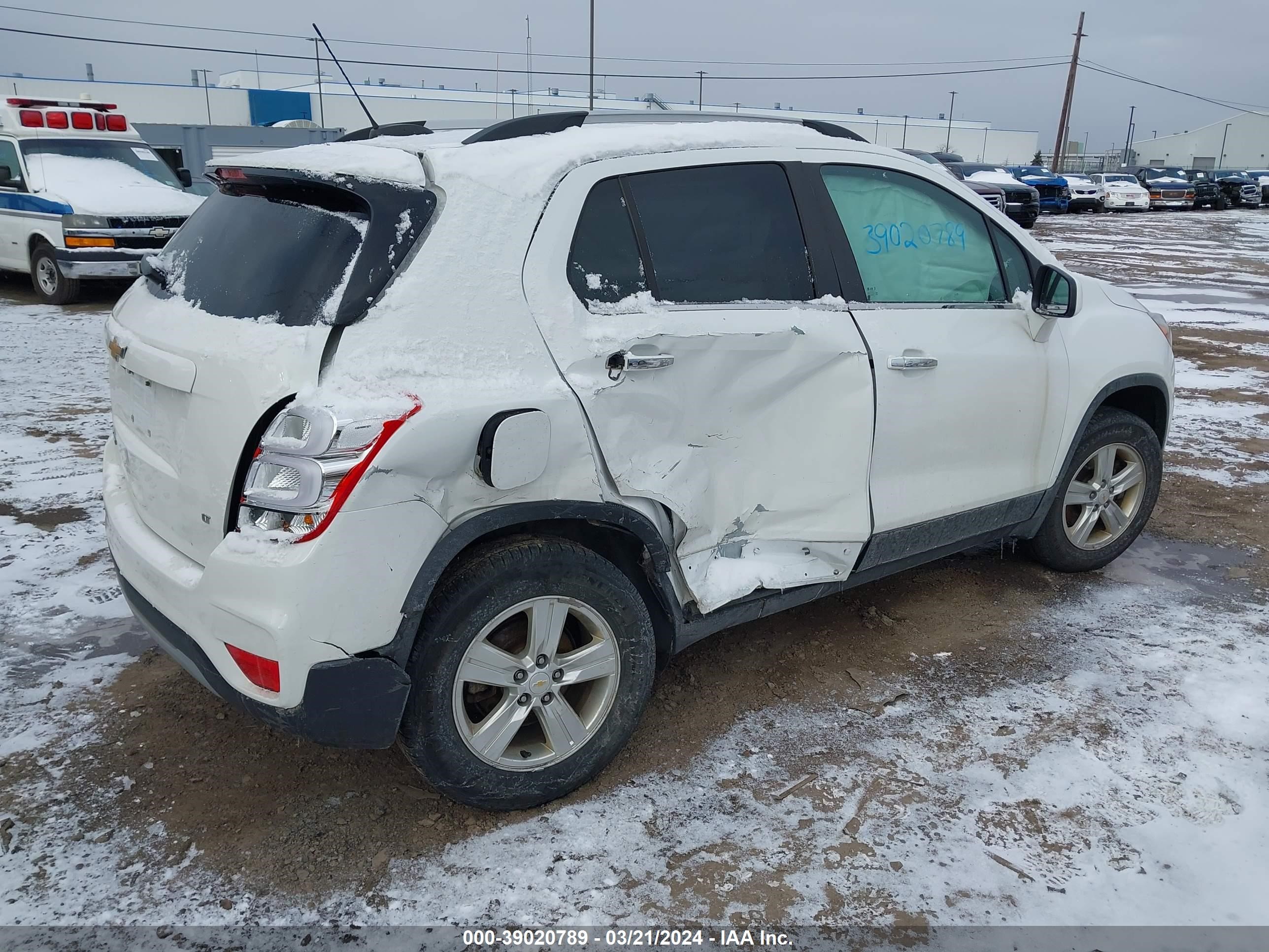 Photo 3 VIN: KL7CJPSB6JB711917 - CHEVROLET TRAX 