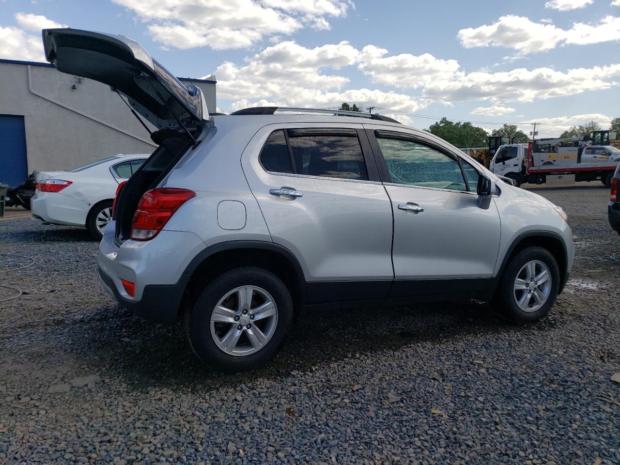 Photo 2 VIN: KL7CJPSB7JB582733 - CHEVROLET TRAX 