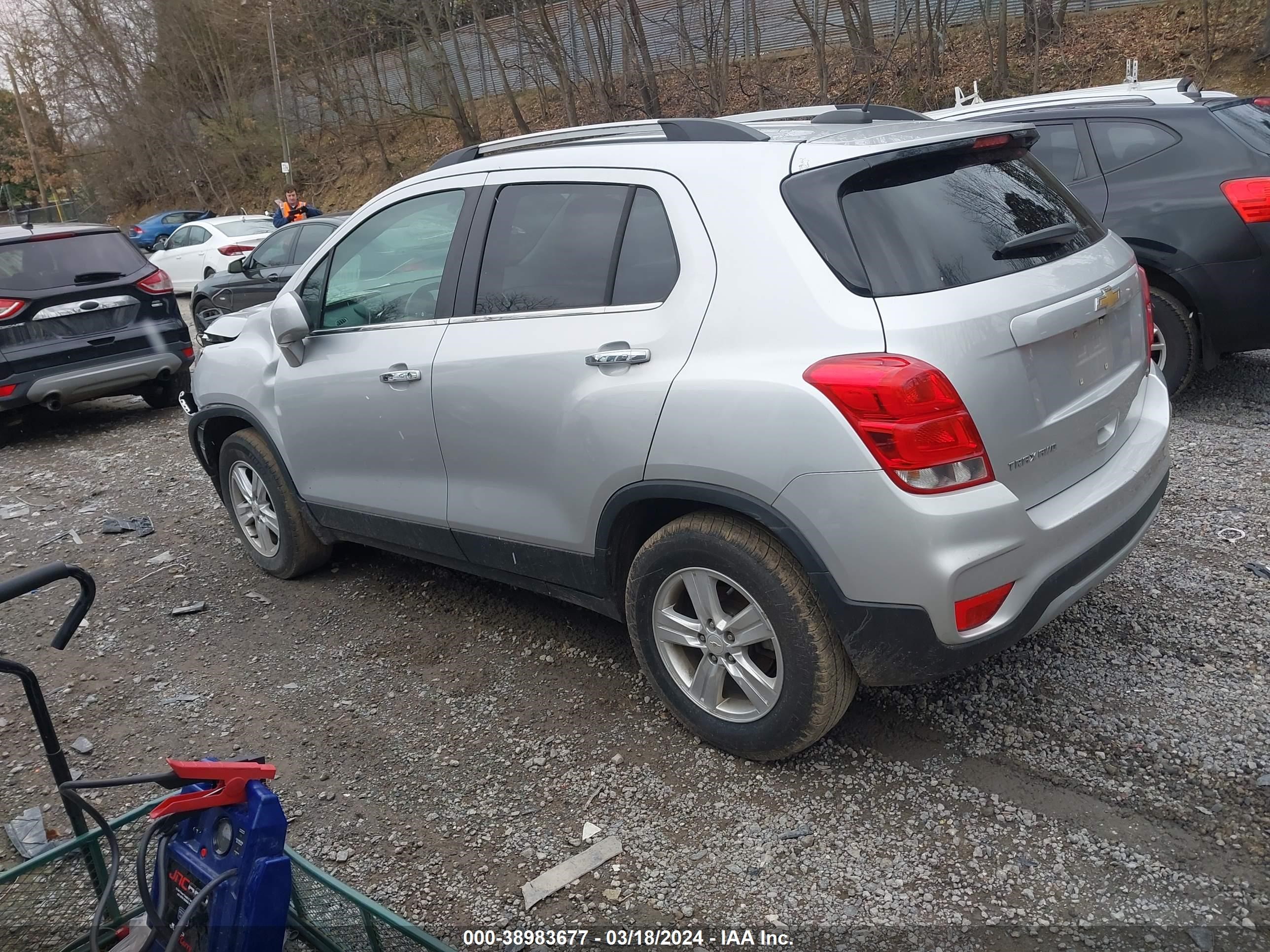 Photo 2 VIN: KL7CJPSB7JB704264 - CHEVROLET TRAX 