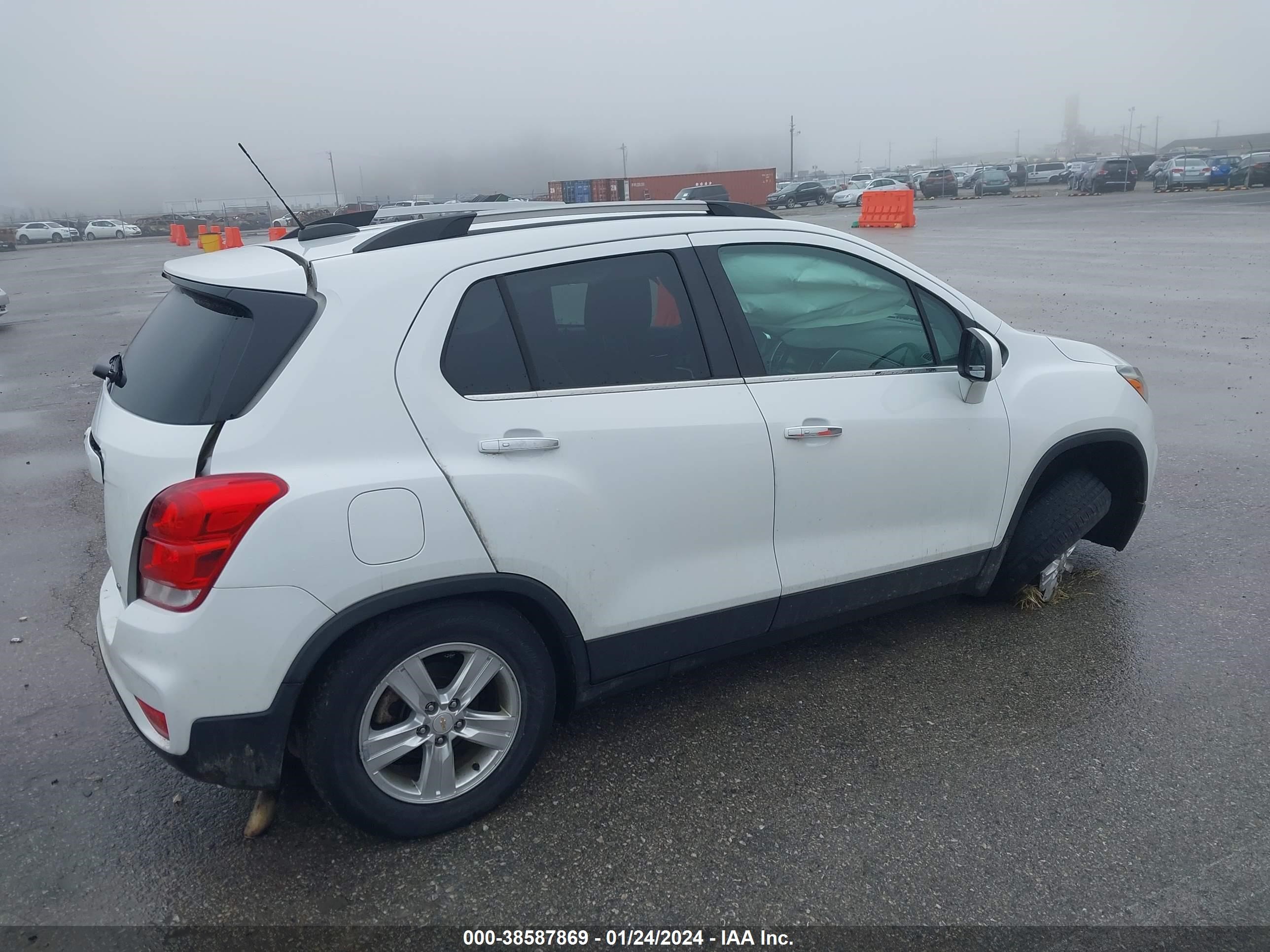 Photo 3 VIN: KL7CJPSB8JB648836 - CHEVROLET TRAX 