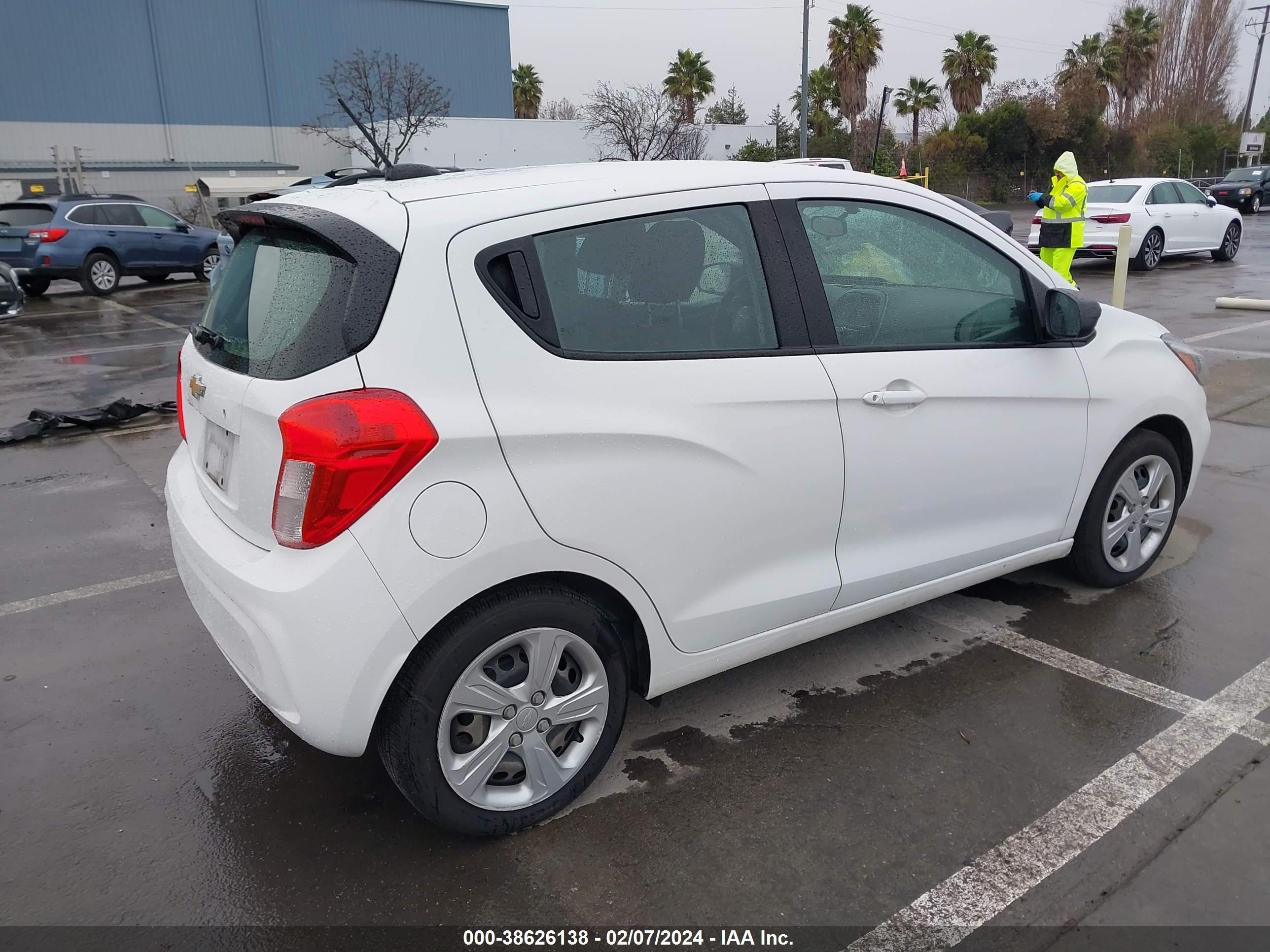 Photo 3 VIN: KL8CA6SA2KC818715 - CHEVROLET SPARK 