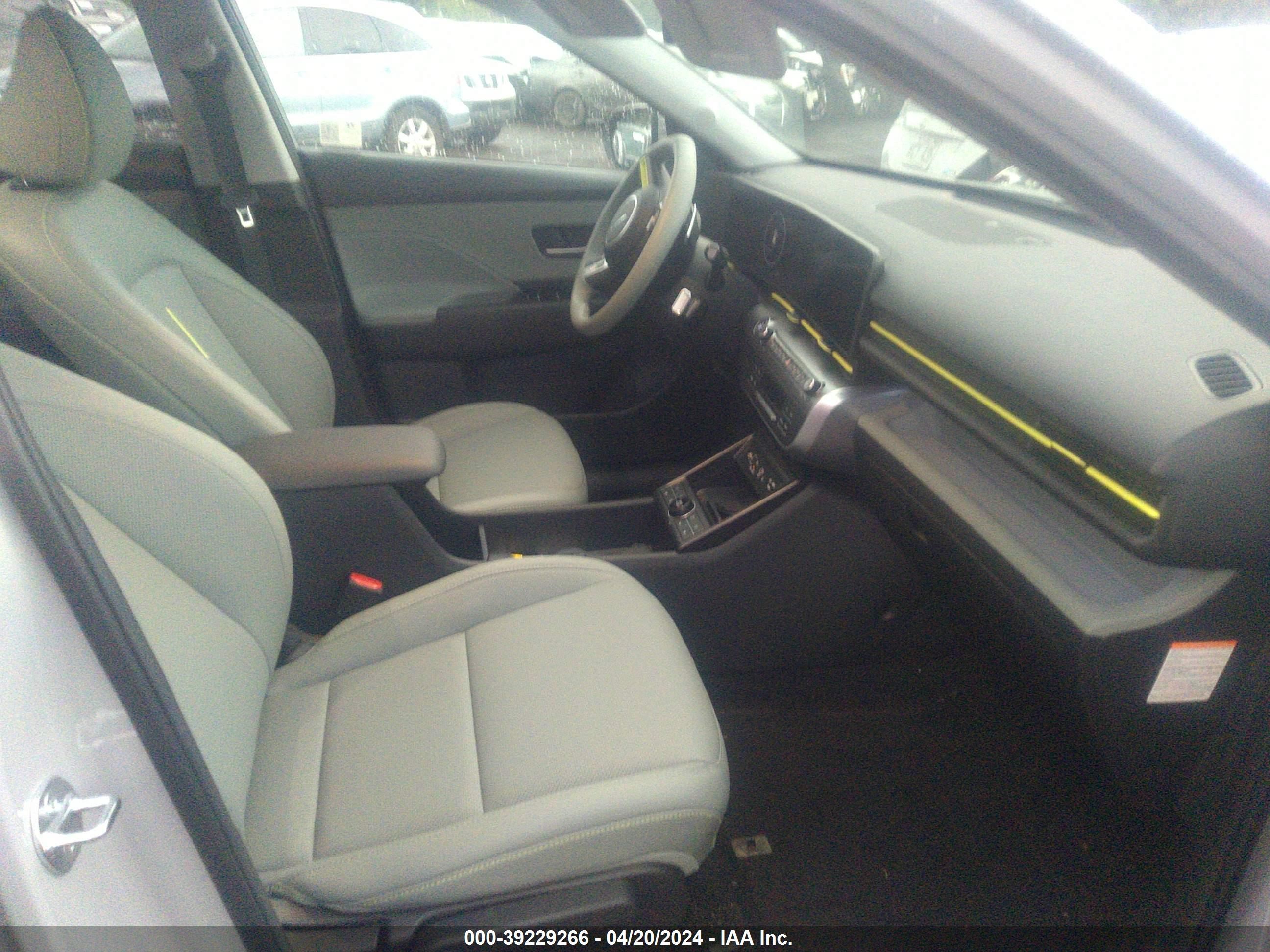 Photo 4 VIN: KM8HE3A69RU005482 - HYUNDAI KONA 