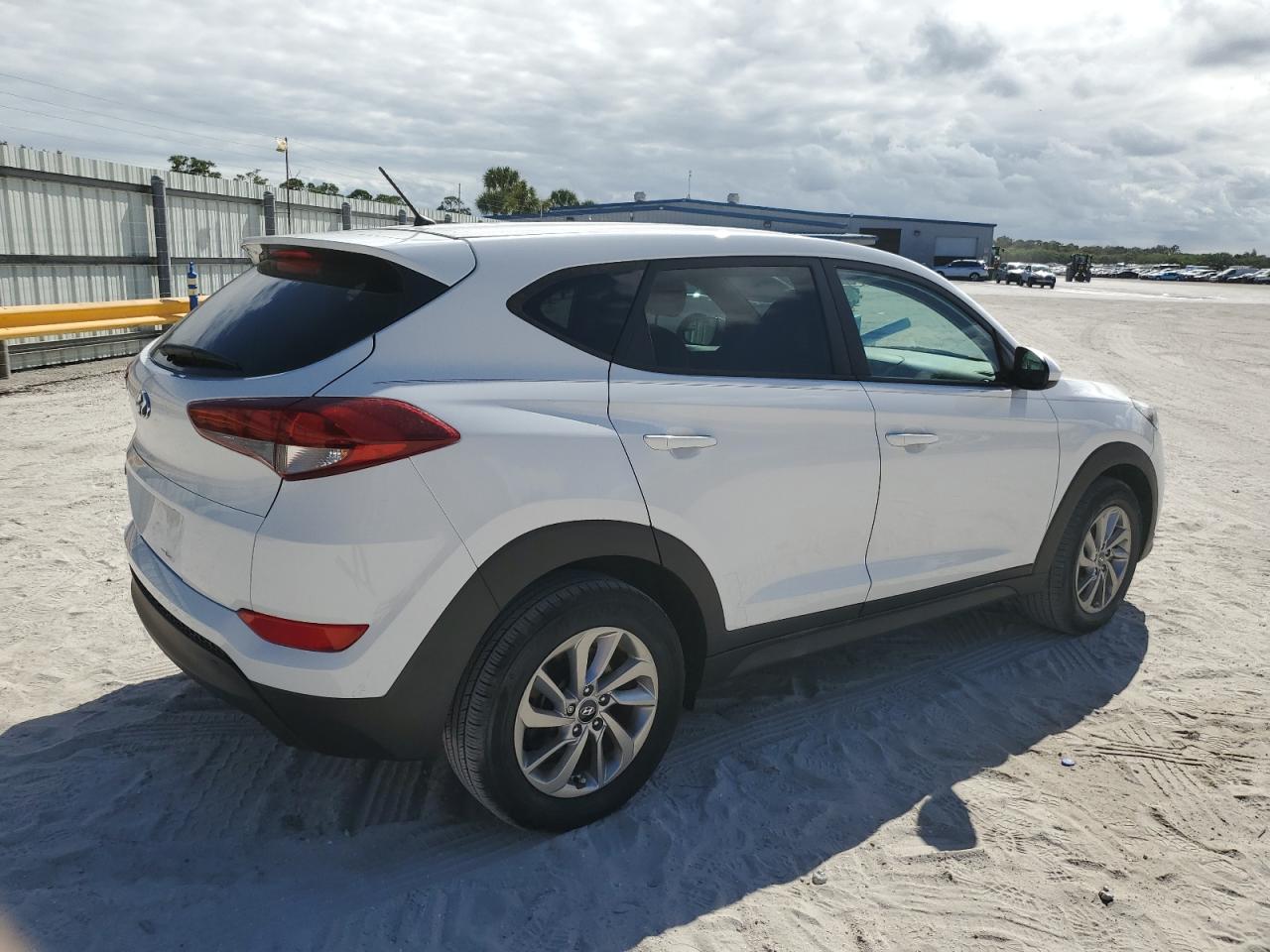 Photo 2 VIN: KM8J23A40JU786776 - HYUNDAI TUCSON 