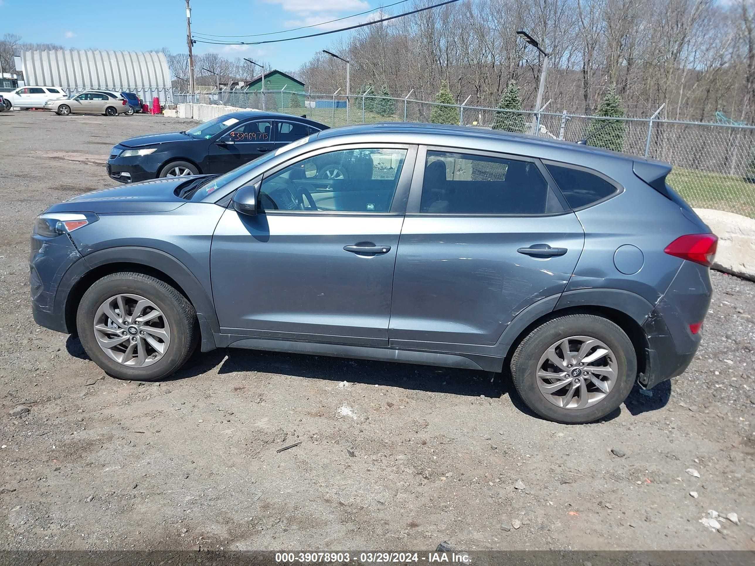 Photo 12 VIN: KM8J2CA43JU703096 - HYUNDAI TUCSON 