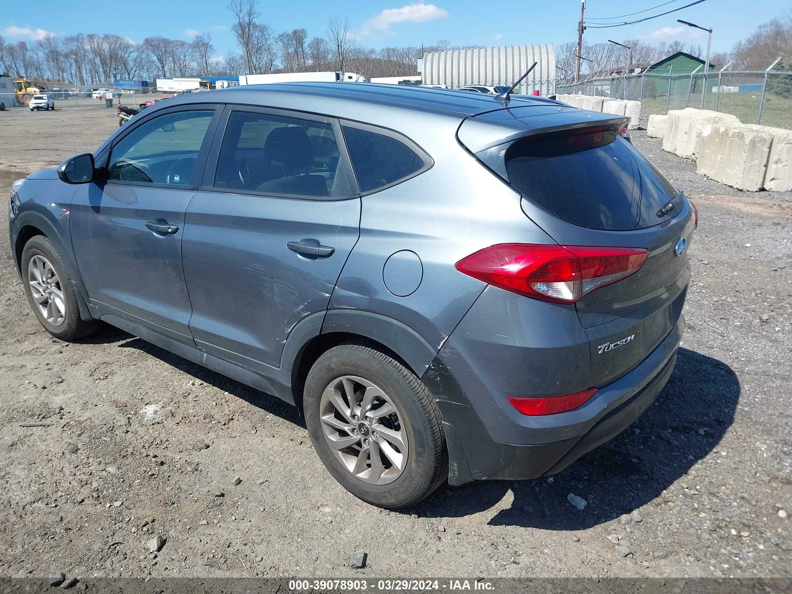 Photo 2 VIN: KM8J2CA43JU703096 - HYUNDAI TUCSON 