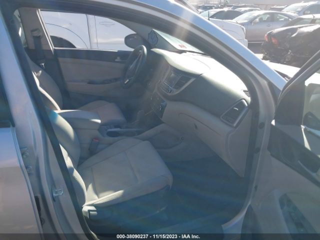 Photo 4 VIN: KM8J2CA45JU690660 - HYUNDAI TUCSON 