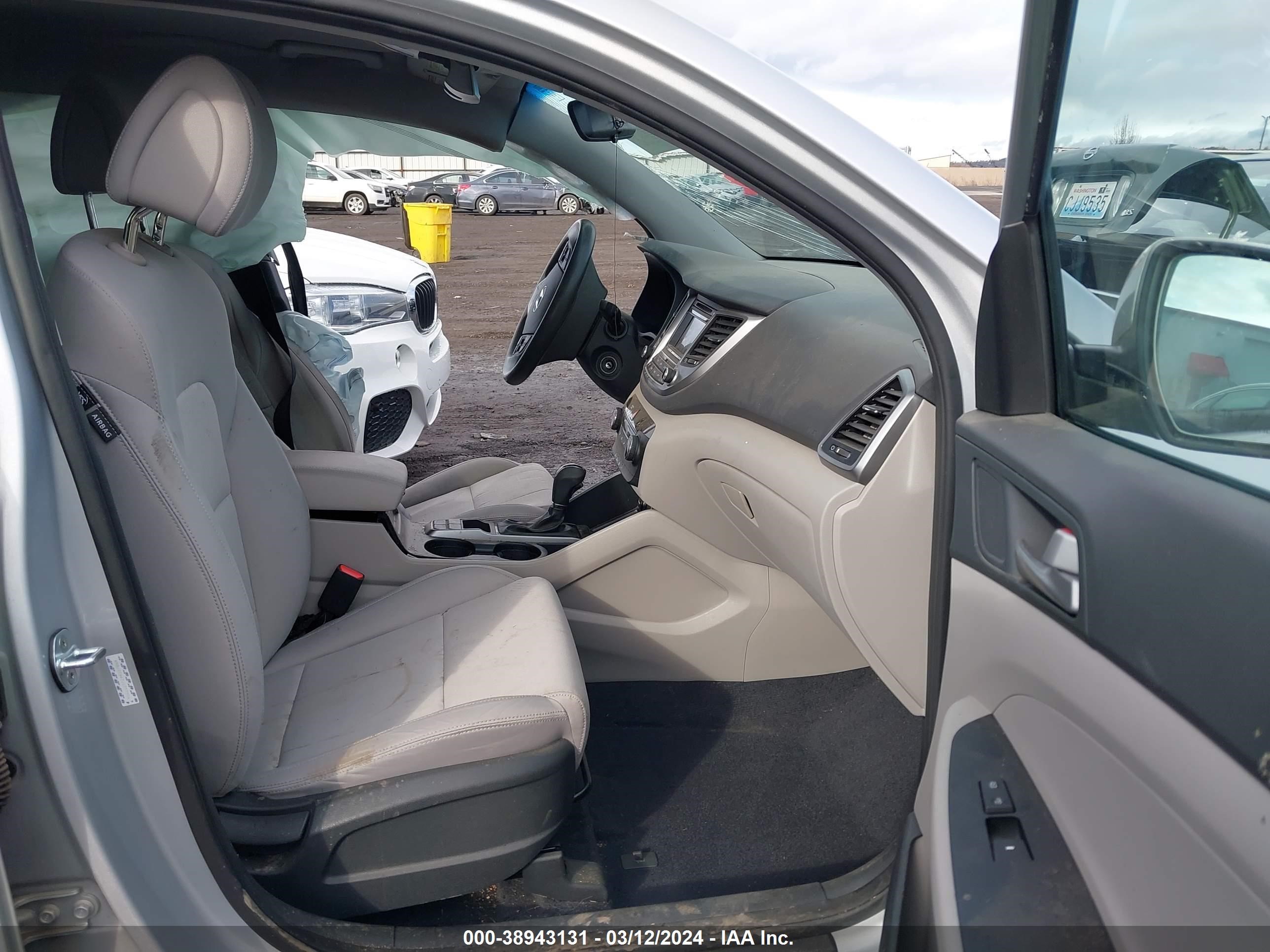 Photo 4 VIN: KM8J2CA47JU717504 - HYUNDAI TUCSON 