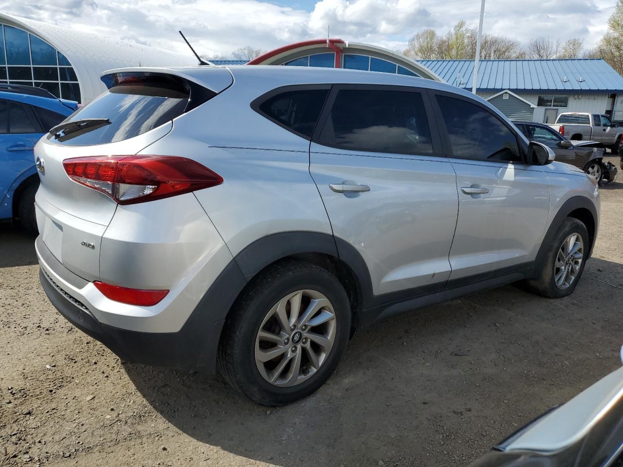 Photo 2 VIN: KM8J2CA47JU828215 - HYUNDAI TUCSON 