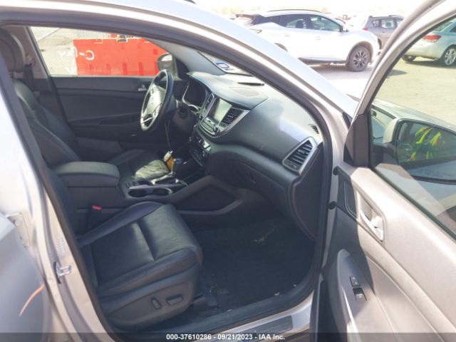 Photo 4 VIN: KM8J33A23HU586948 - HYUNDAI TUCSON 