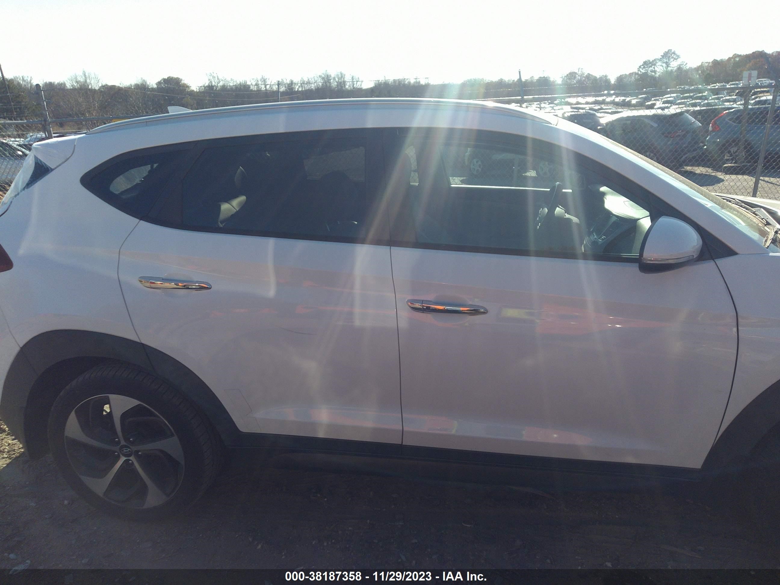 Photo 12 VIN: KM8J33A24GU030002 - HYUNDAI TUCSON 