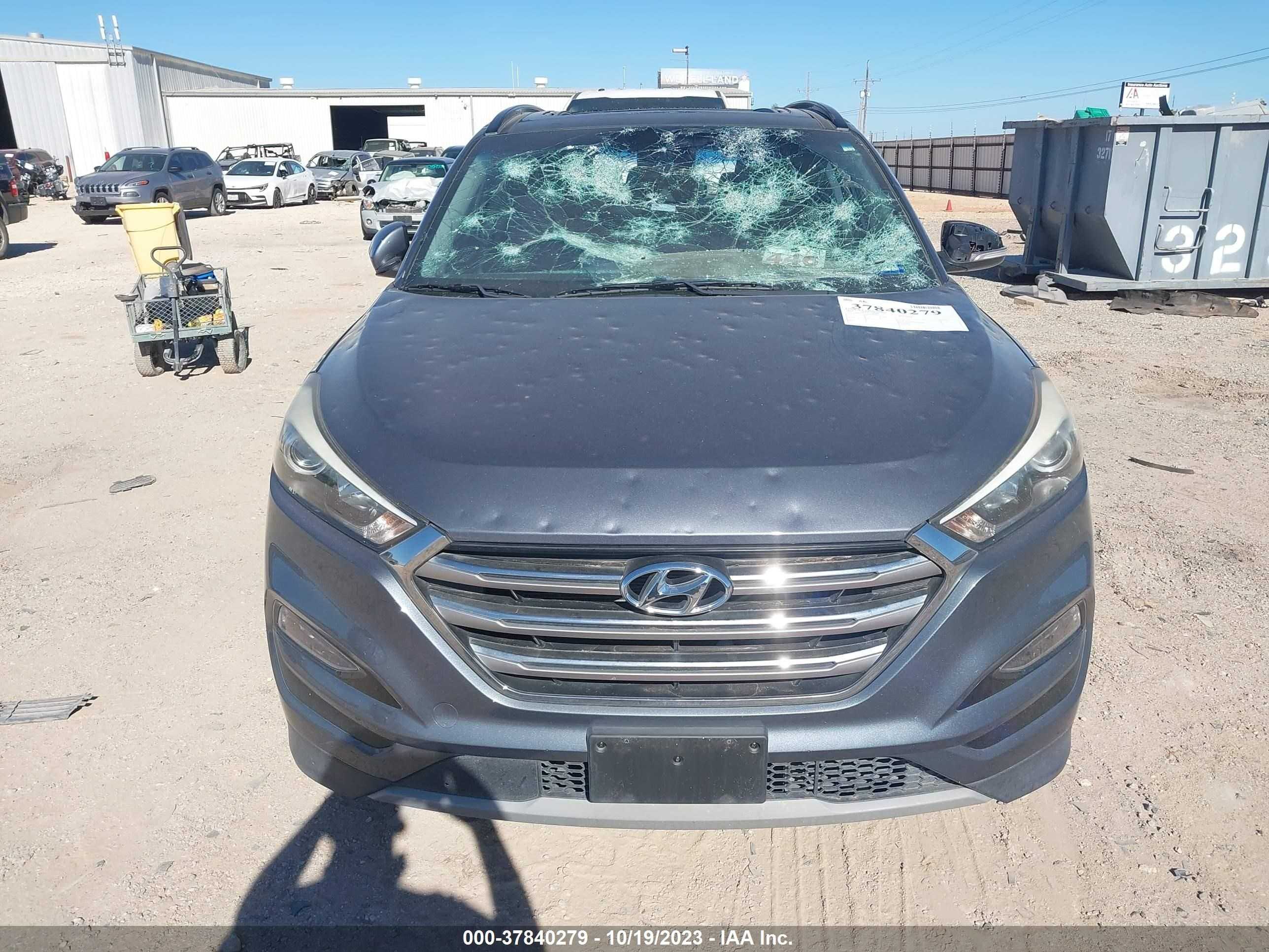 Photo 11 VIN: KM8J33A2XJU609986 - HYUNDAI TUCSON 