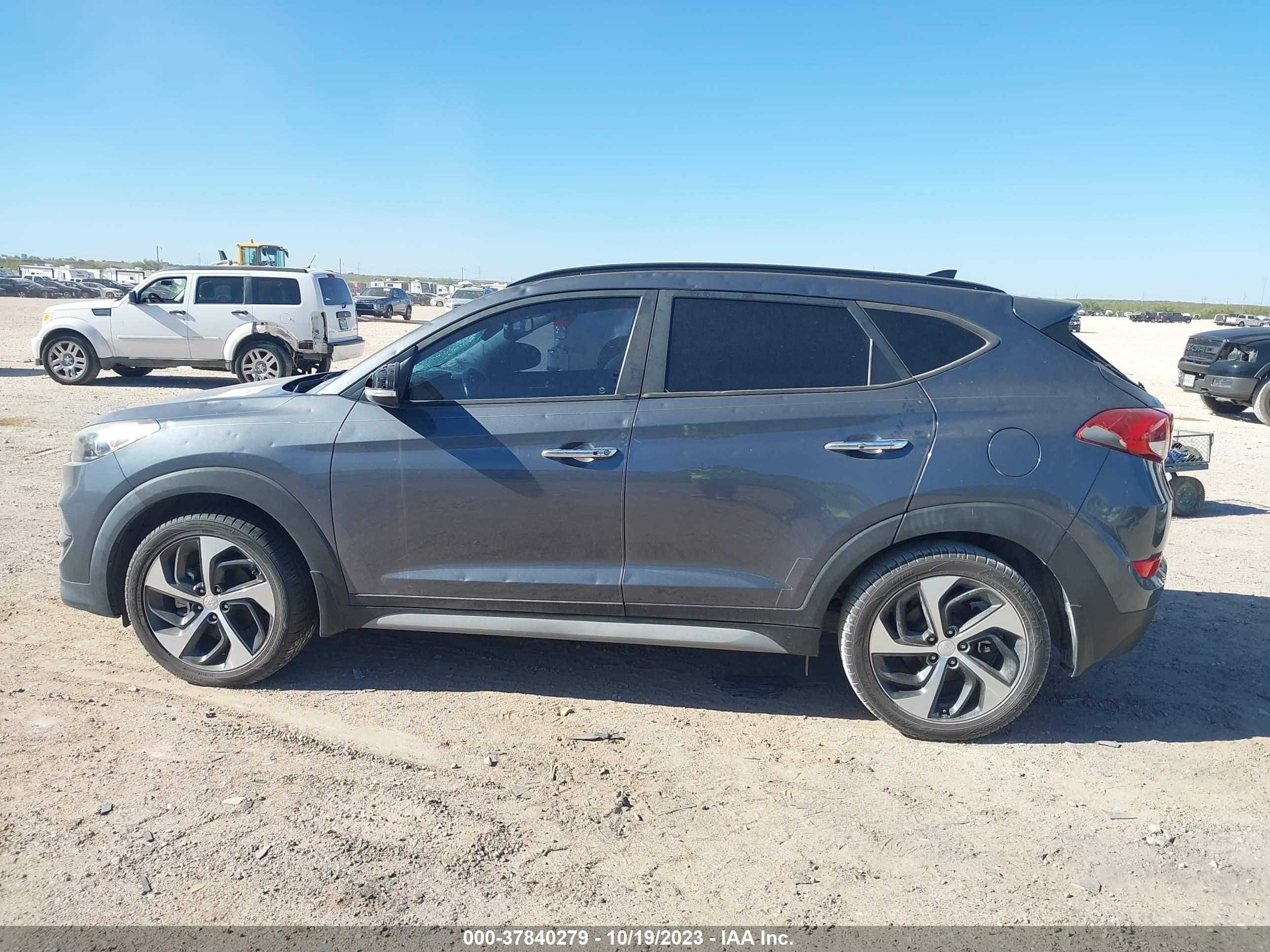 Photo 13 VIN: KM8J33A2XJU609986 - HYUNDAI TUCSON 