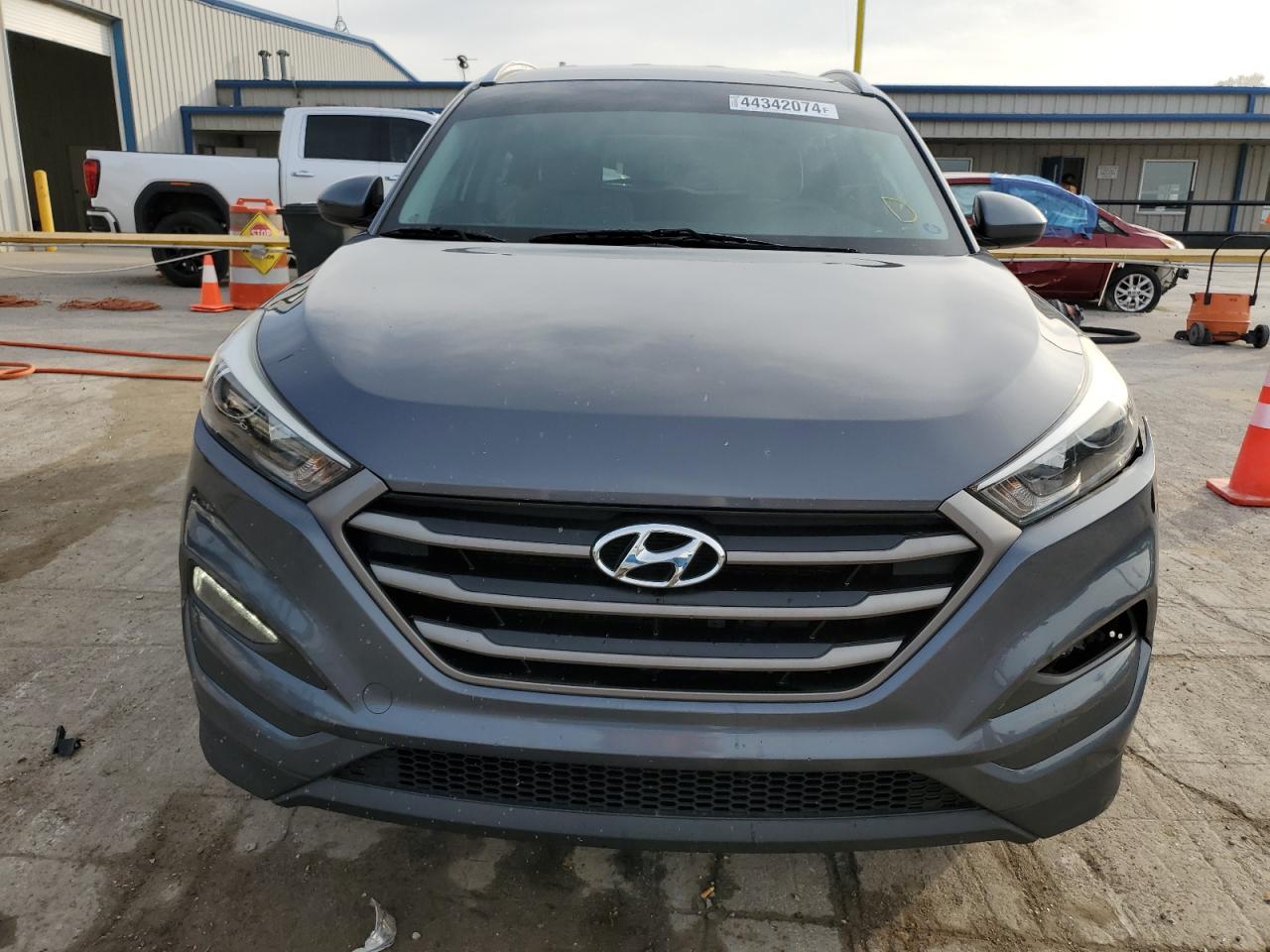 Photo 4 VIN: KM8J33A40GU063757 - HYUNDAI TUCSON 