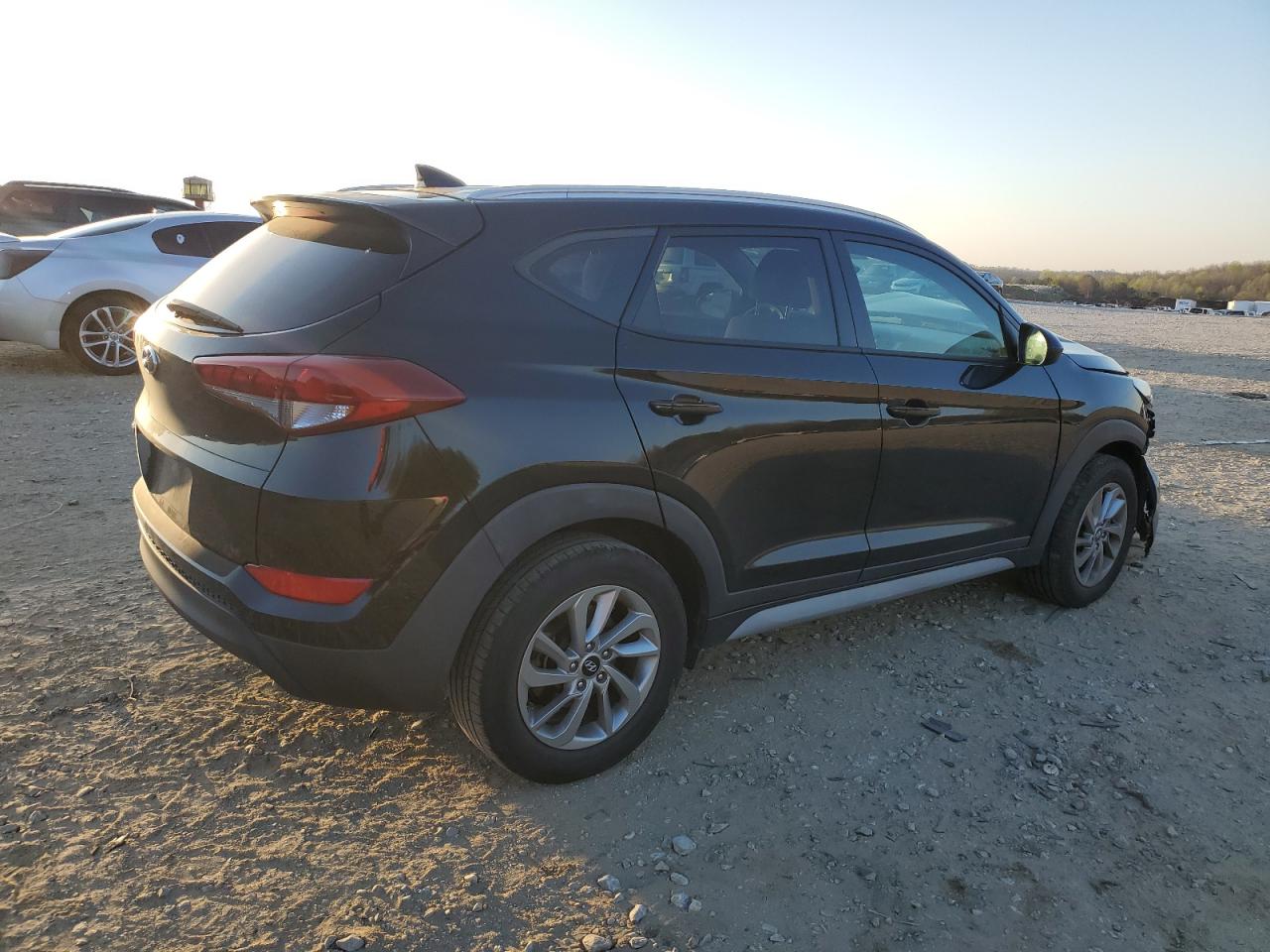 Photo 2 VIN: KM8J33A40JU758098 - HYUNDAI TUCSON 