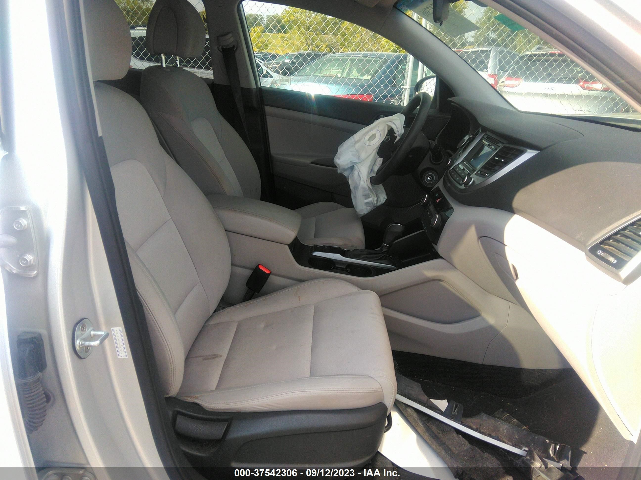 Photo 4 VIN: KM8J33A42HU567454 - HYUNDAI TUCSON 