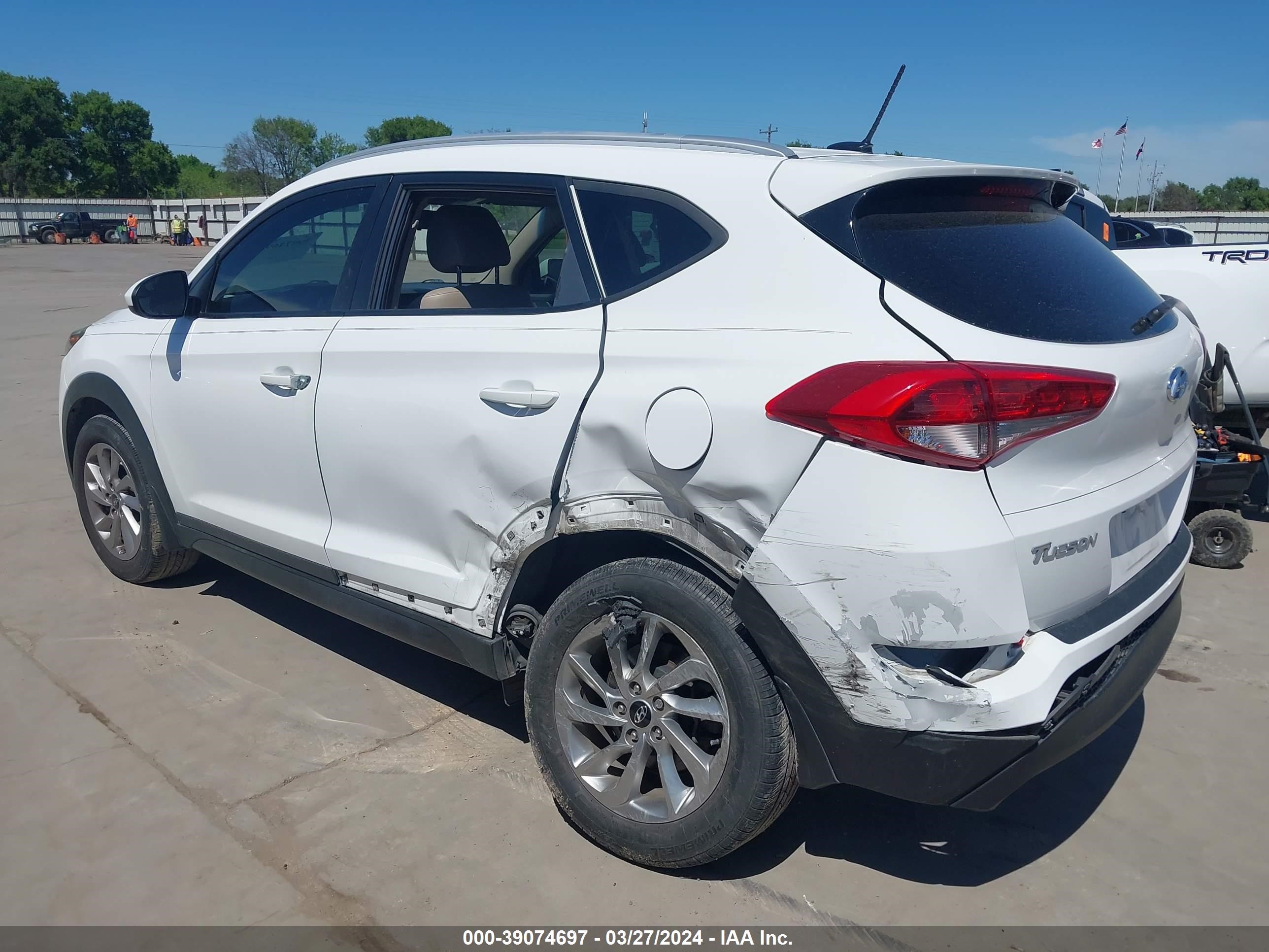 Photo 2 VIN: KM8J33A45GU041253 - HYUNDAI TUCSON 