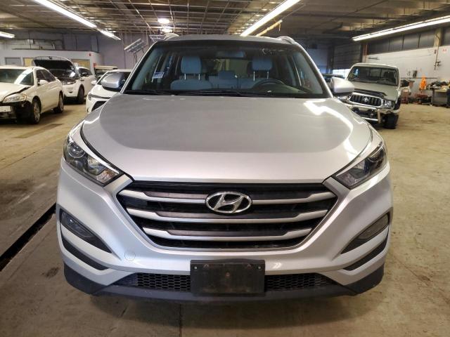 Photo 4 VIN: KM8J33A49HU582887 - HYUNDAI TUCSON SE 