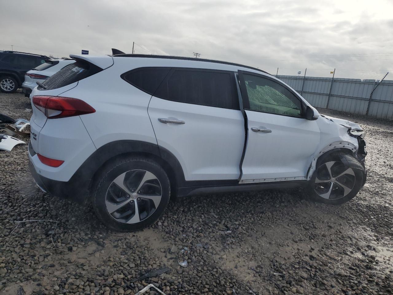 Photo 2 VIN: KM8J3CA22GU161736 - HYUNDAI TUCSON 