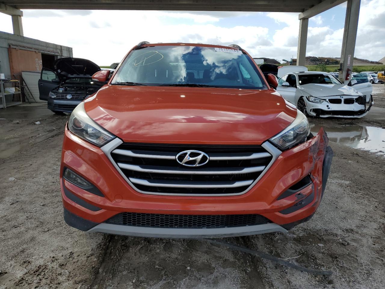 Photo 4 VIN: KM8J3CA23HU576646 - HYUNDAI TUCSON 