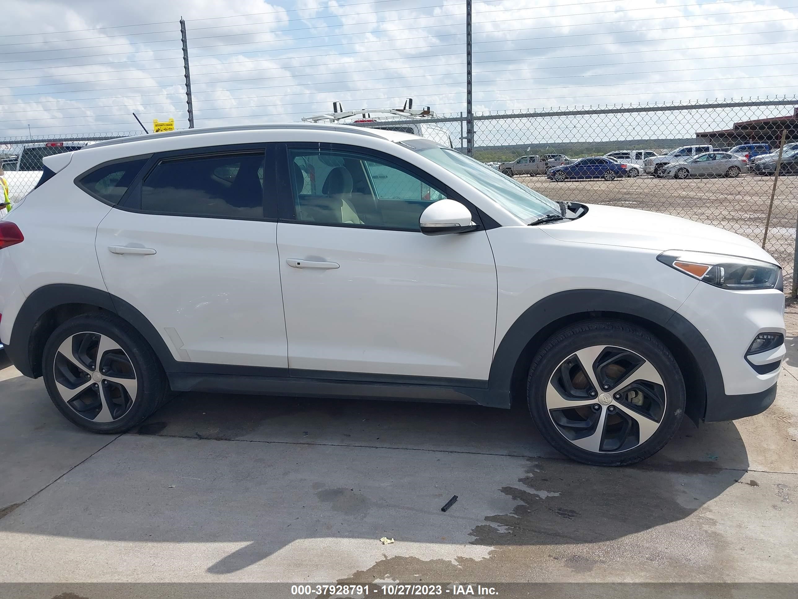 Photo 12 VIN: KM8J3CA26GU052597 - HYUNDAI TUCSON 