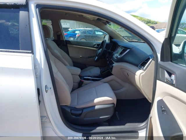 Photo 4 VIN: KM8J3CA26HU437918 - HYUNDAI TUCSON 