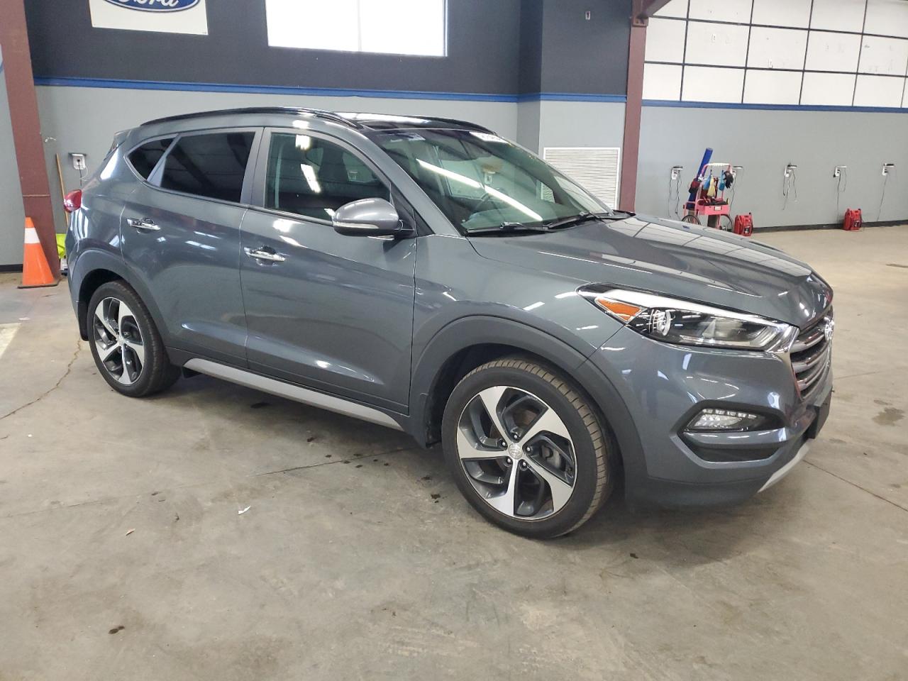 Photo 3 VIN: KM8J3CA28HU318977 - HYUNDAI TUCSON 