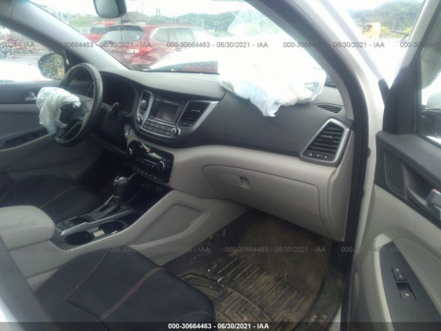 Photo 4 VIN: KM8J3CA28HU519147 - HYUNDAI TUCSON 