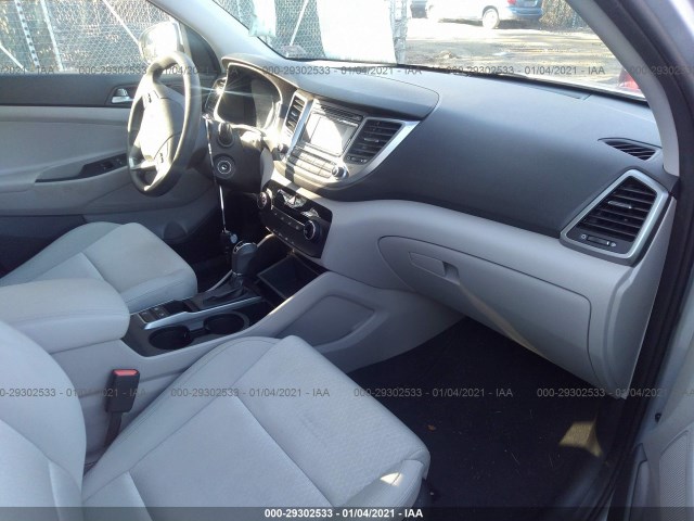 Photo 4 VIN: KM8J3CA41HU415858 - HYUNDAI TUCSON 