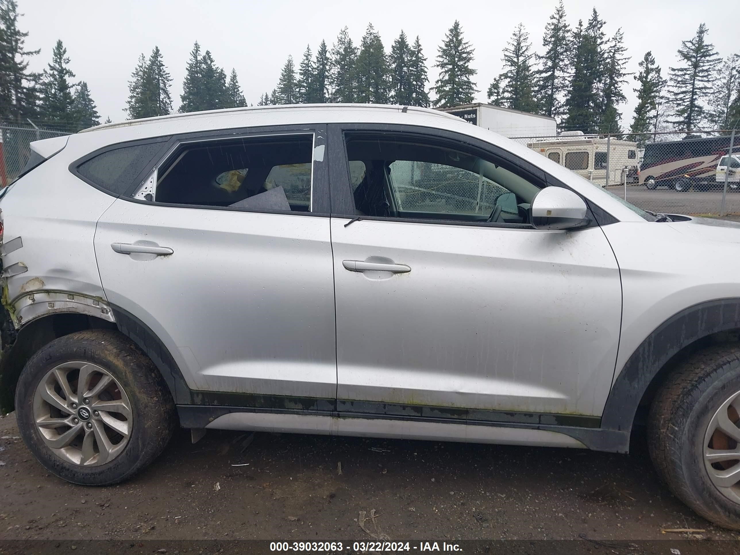 Photo 12 VIN: KM8J3CA41JU767893 - HYUNDAI TUCSON 