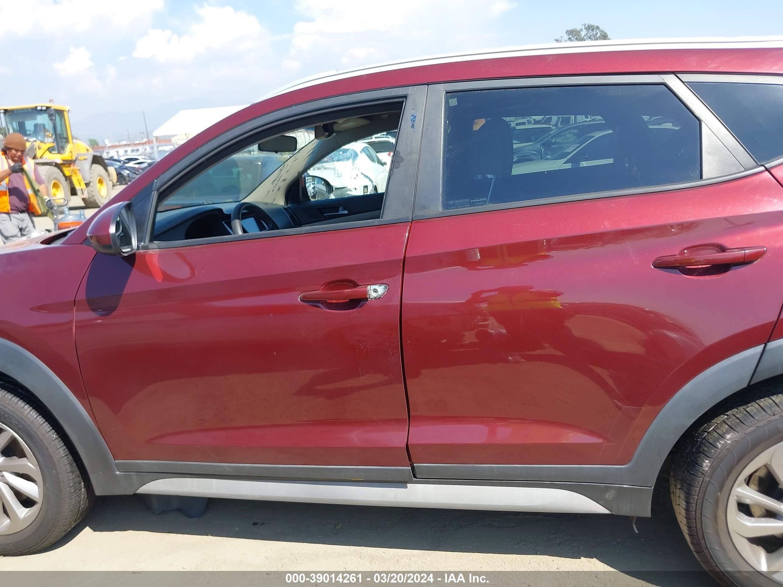 Photo 12 VIN: KM8J3CA43JU635038 - HYUNDAI TUCSON 