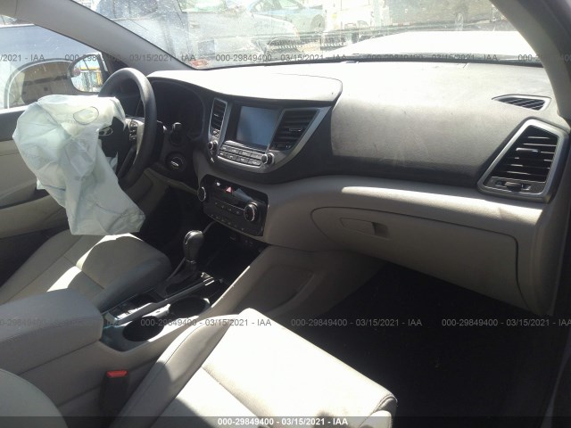 Photo 4 VIN: KM8J3CA48JU797635 - HYUNDAI TUCSON 