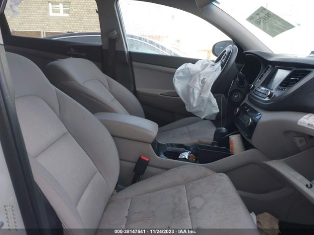 Photo 4 VIN: KM8J3CA49JU738187 - HYUNDAI TUCSON 