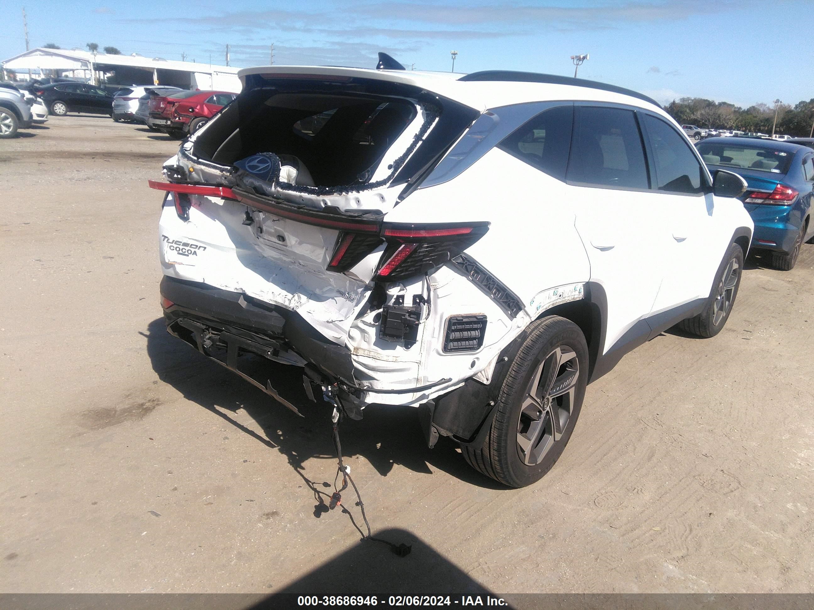 Photo 3 VIN: KM8JECA12NU031812 - HYUNDAI TUCSON 