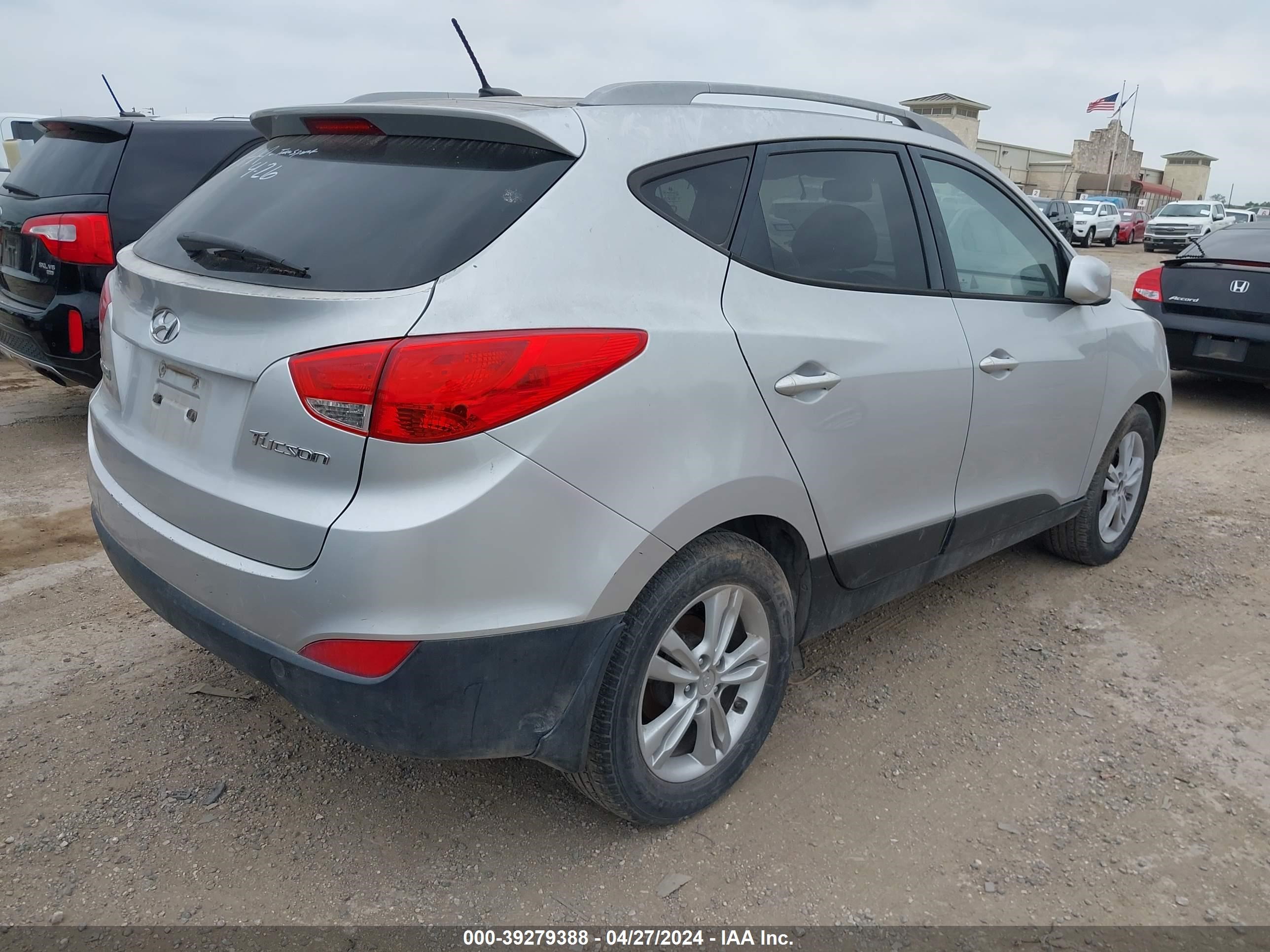 Photo 3 VIN: KM8JU3AC7BU147328 - HYUNDAI TUCSON 