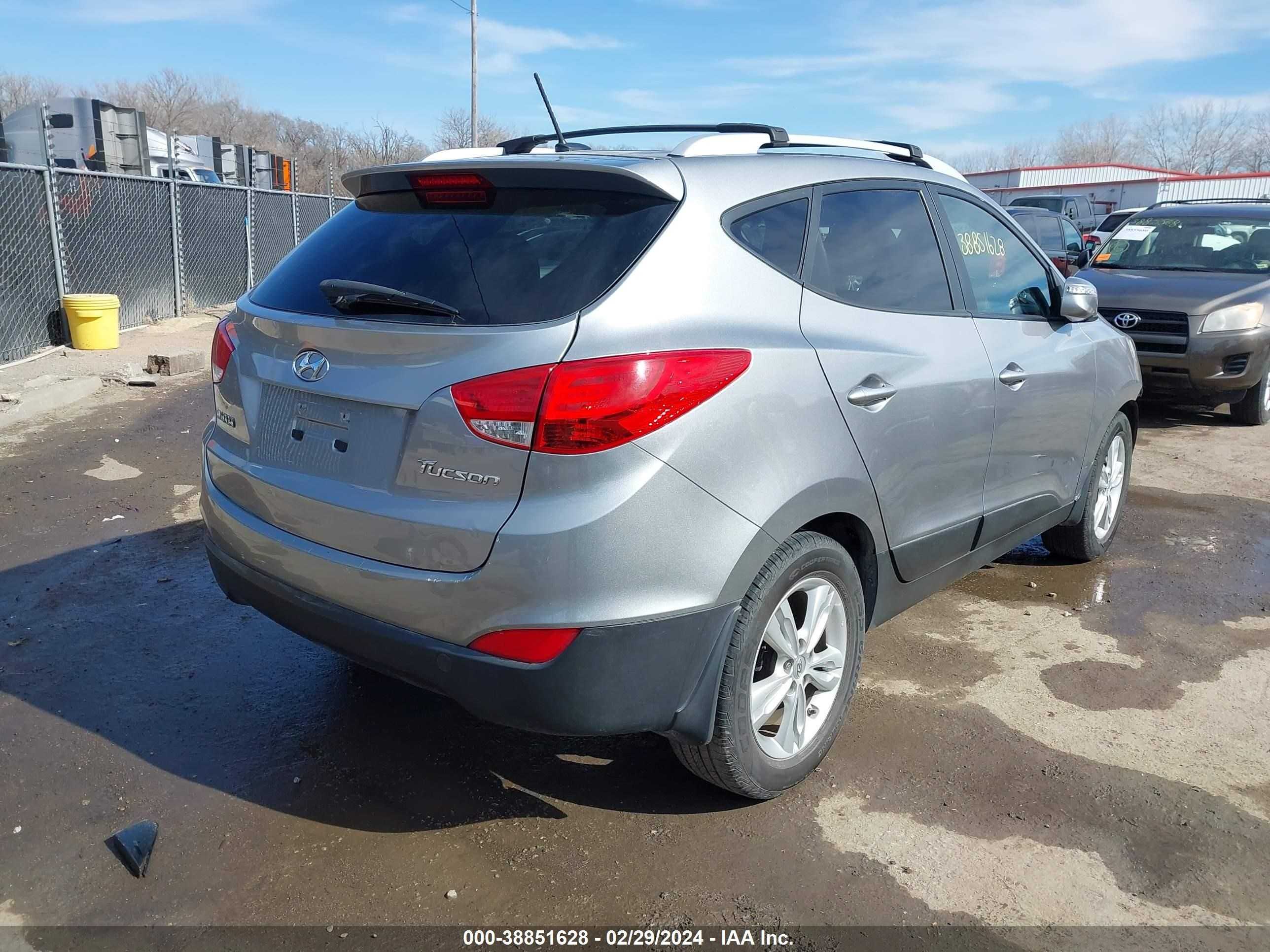 Photo 3 VIN: KM8JU3ACXCU442991 - HYUNDAI TUCSON 