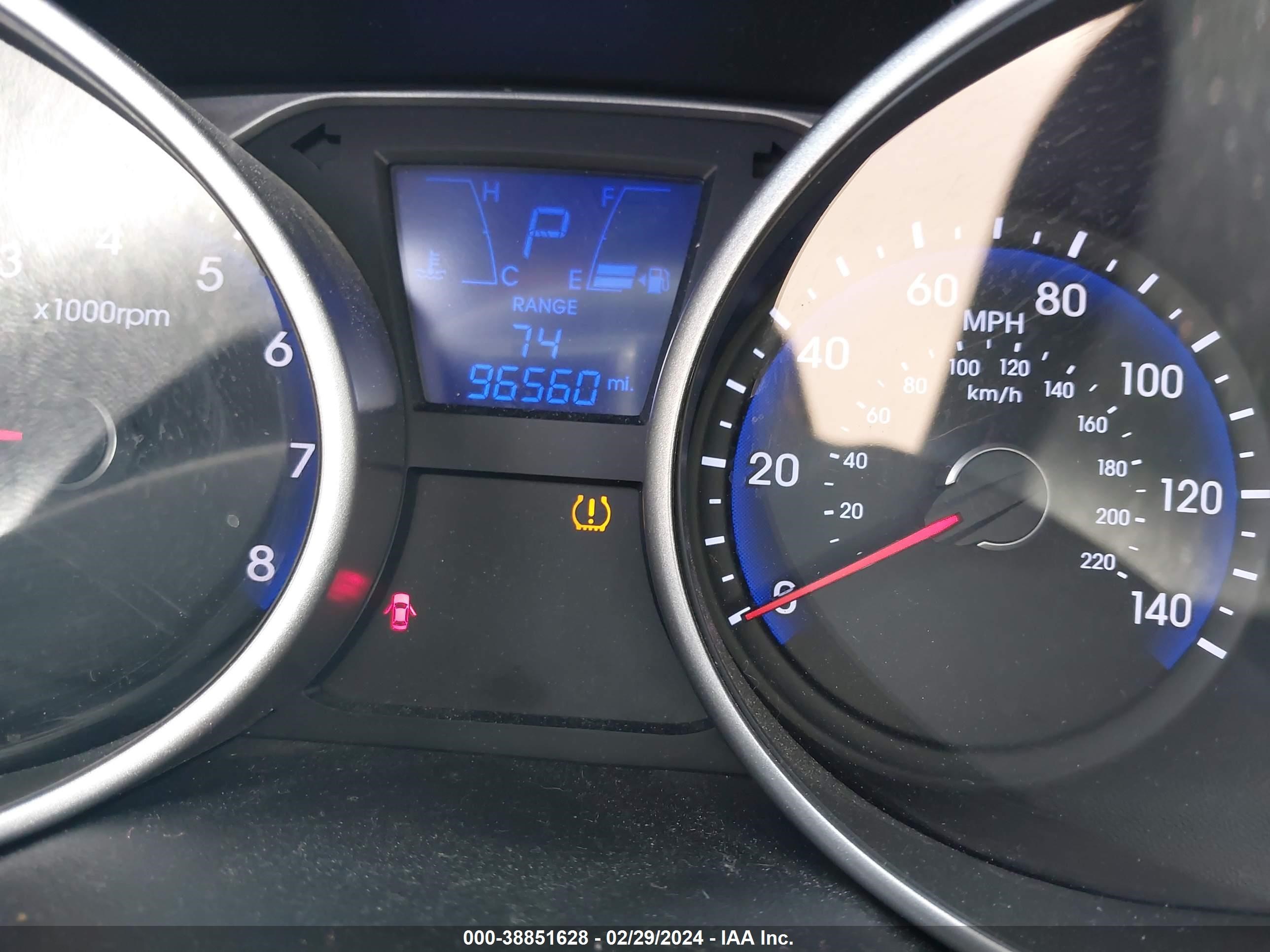 Photo 6 VIN: KM8JU3ACXCU442991 - HYUNDAI TUCSON 