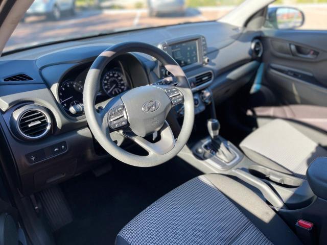 Photo 4 VIN: KM8K12AA1MU666657 - HYUNDAI KONA SE 