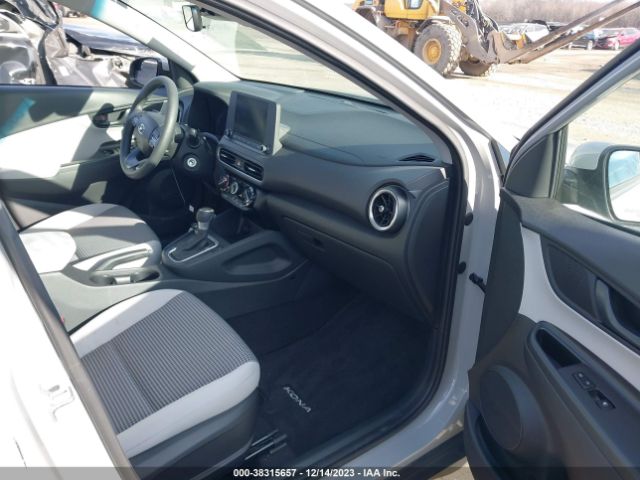 Photo 4 VIN: KM8K22AB7NU770609 - HYUNDAI KONA 