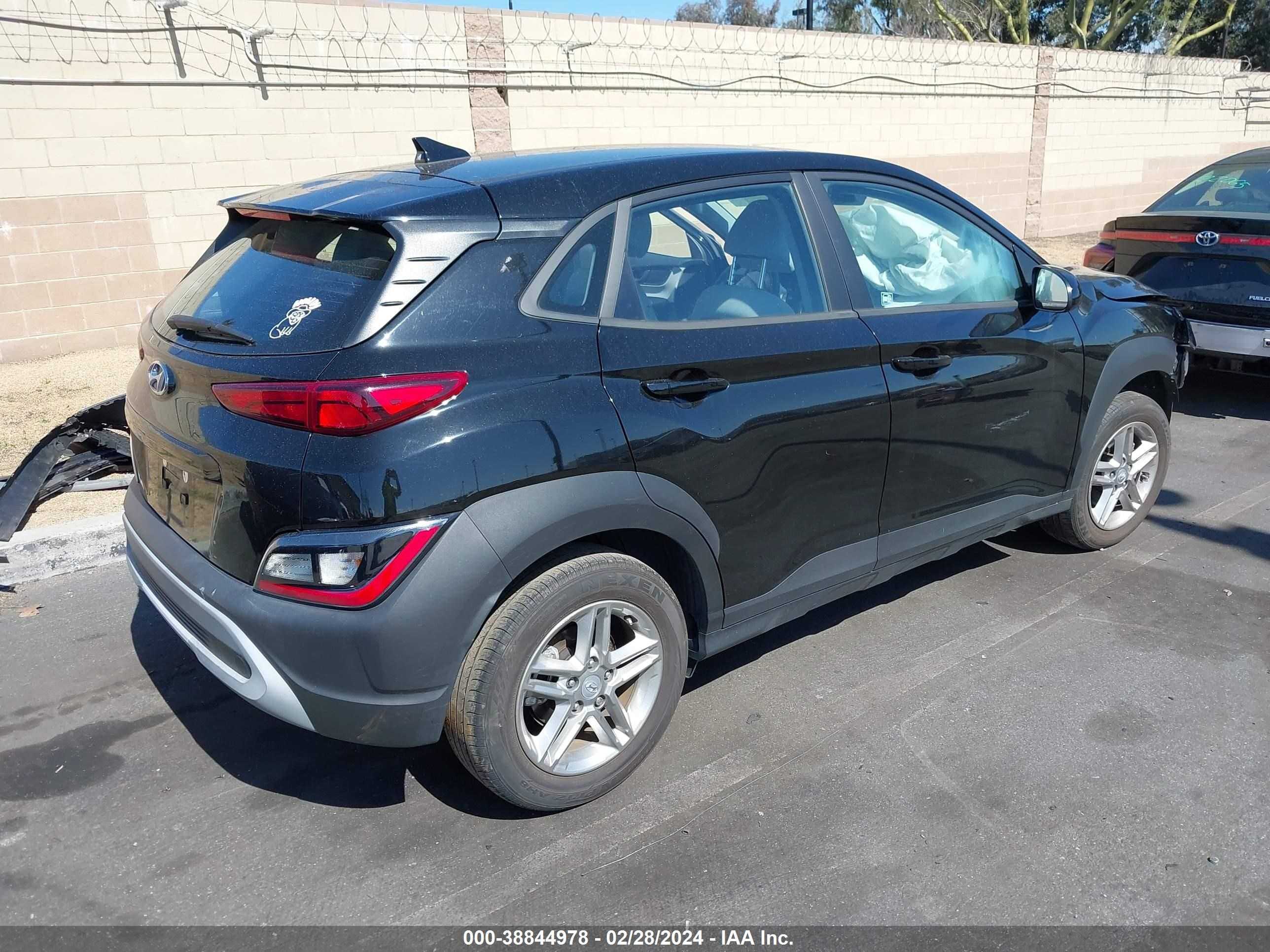 Photo 3 VIN: KM8K22AB8NU764995 - HYUNDAI KONA 