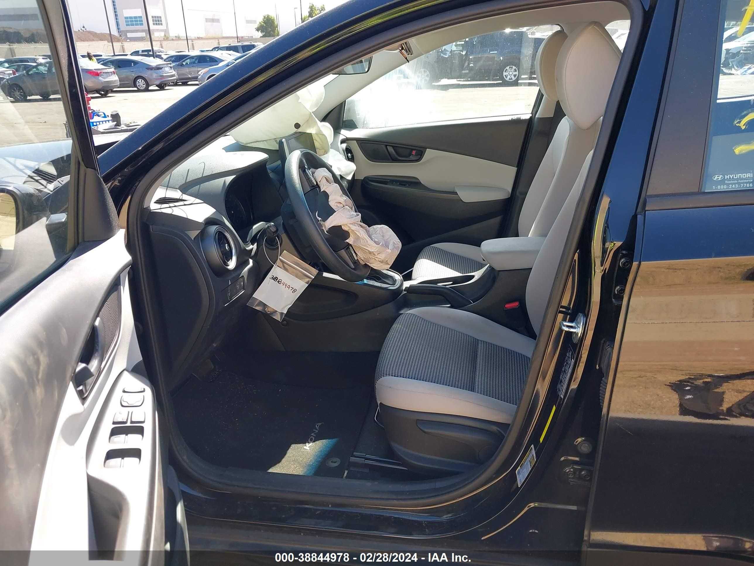 Photo 4 VIN: KM8K22AB8NU764995 - HYUNDAI KONA 