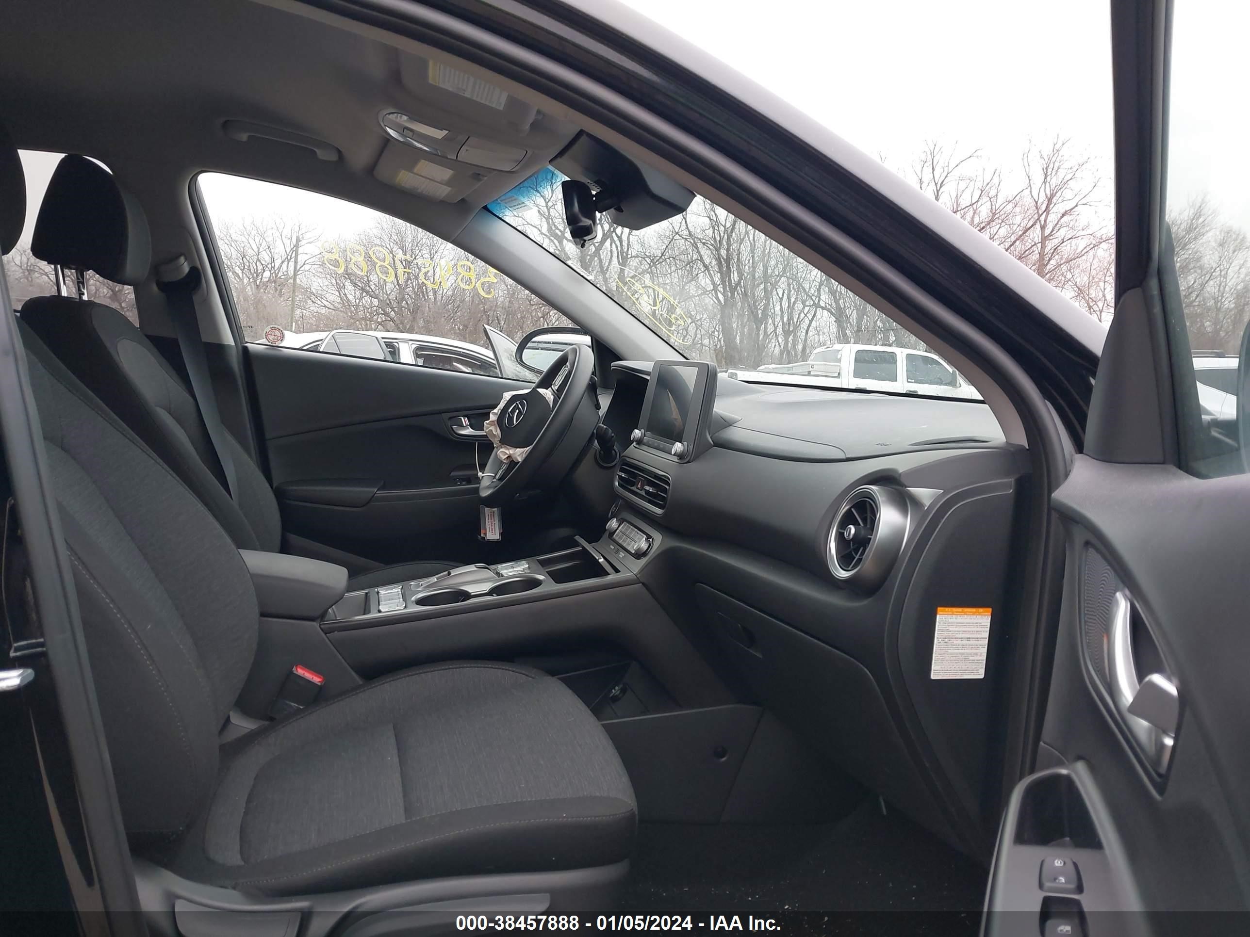 Photo 4 VIN: KM8K23AG3PU180587 - HYUNDAI KONA 