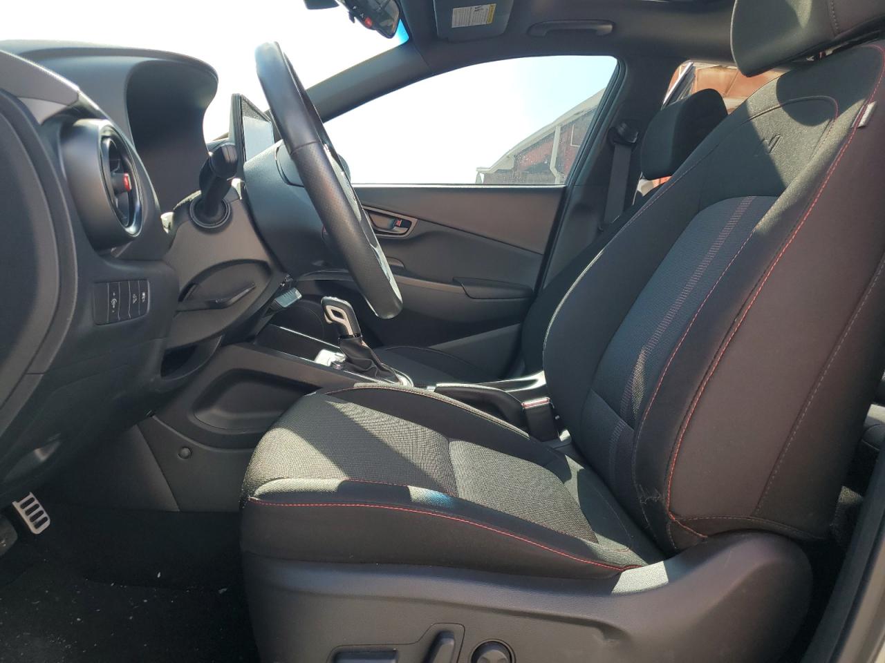 Photo 6 VIN: KM8K3CA35PU989017 - HYUNDAI KONA 