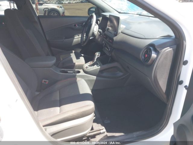 Photo 4 VIN: KM8K3CA39PU980305 - HYUNDAI KONA 