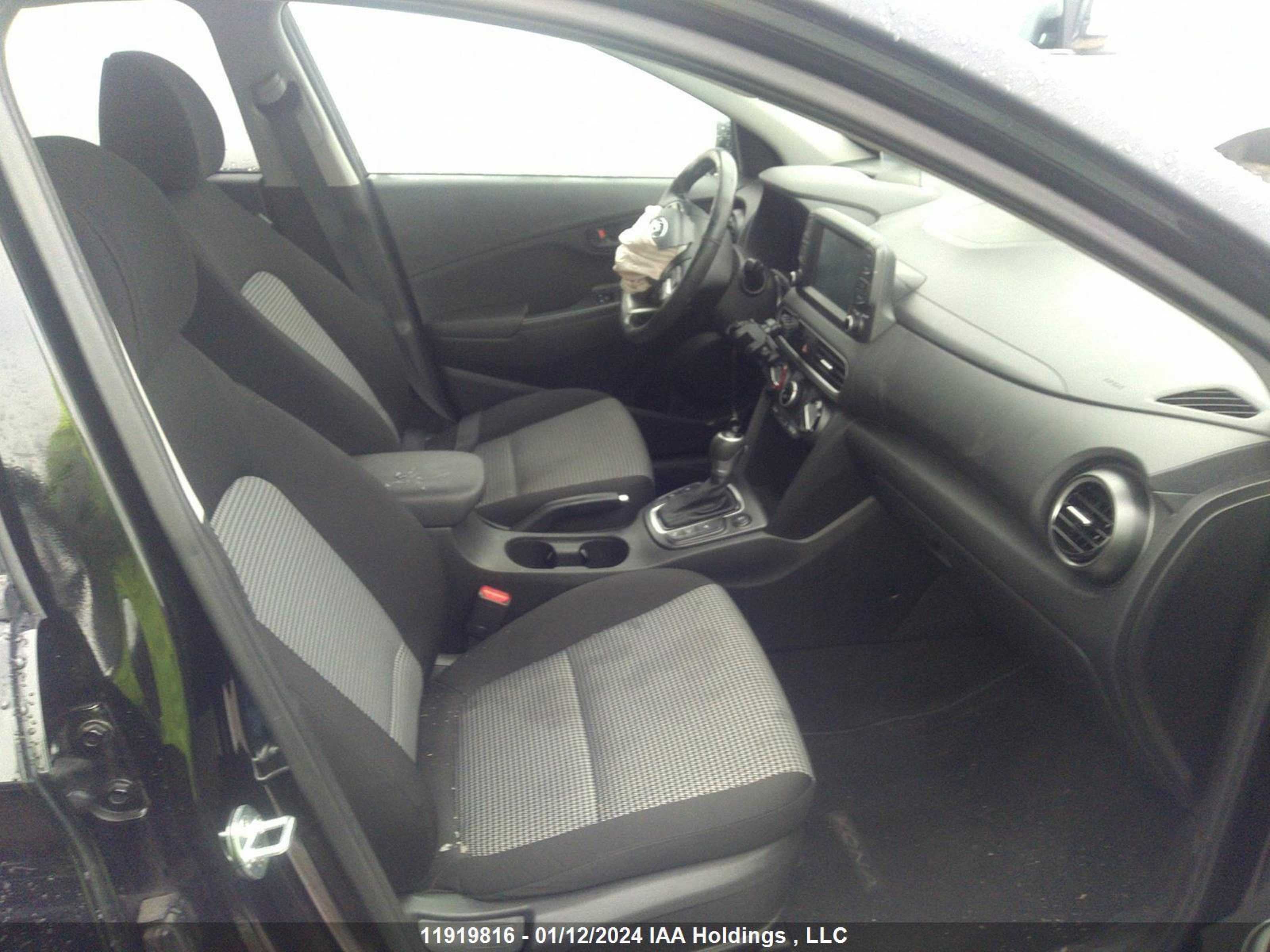 Photo 4 VIN: KM8K3CA52JU086526 - HYUNDAI KONA 