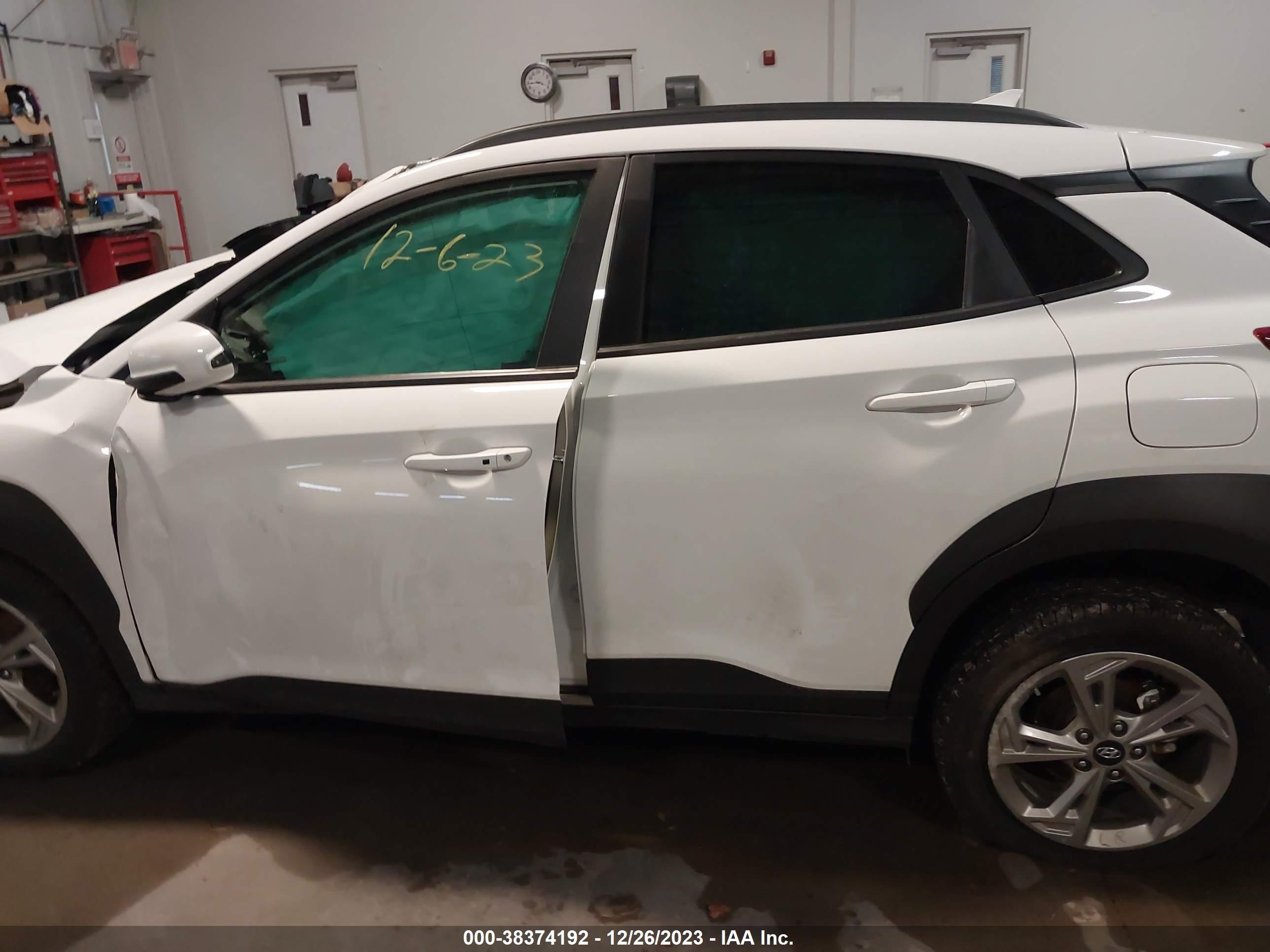 Photo 13 VIN: KM8K62AB6PU978584 - HYUNDAI KONA 