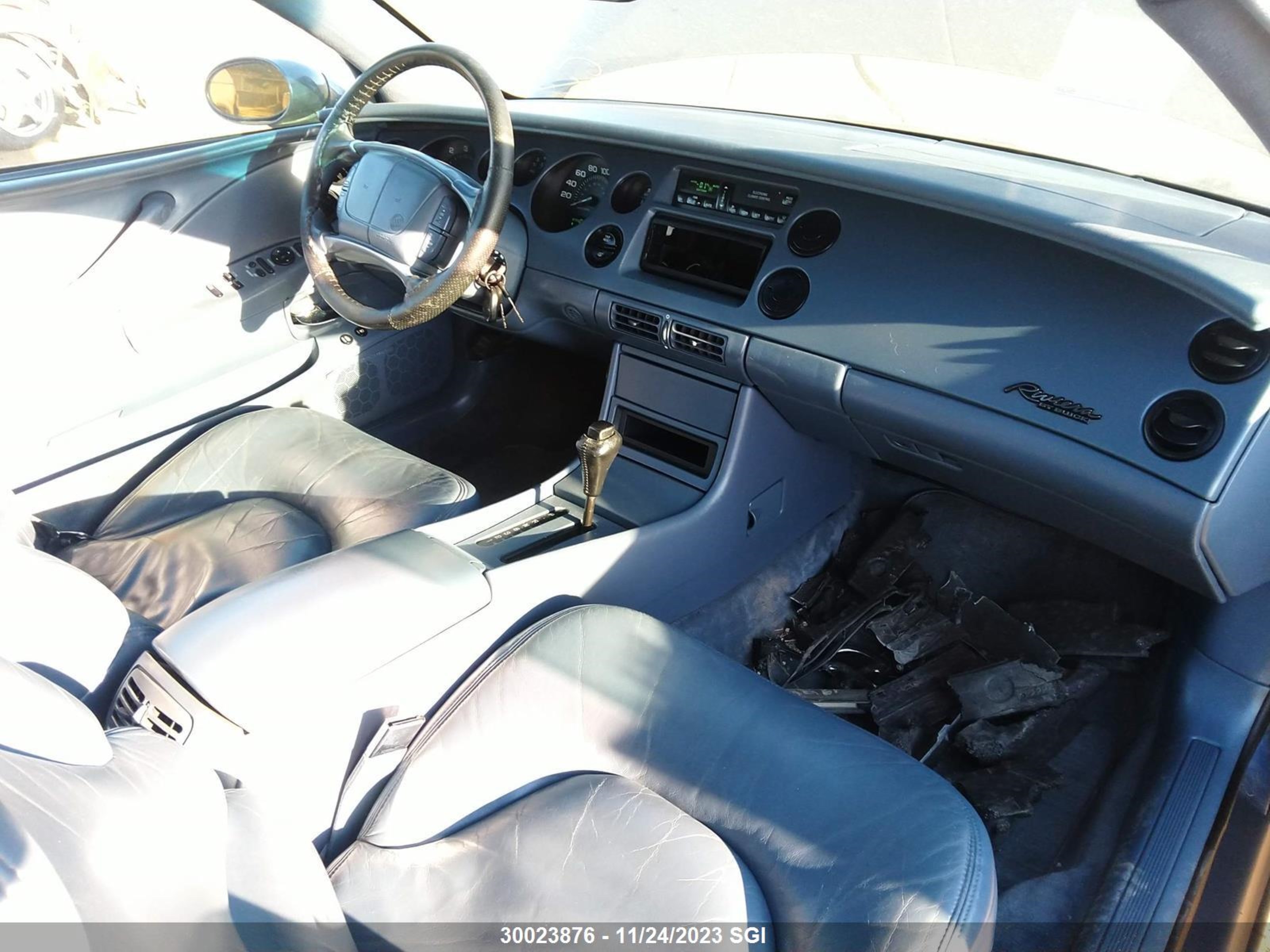 Photo 4 VIN: KM8SC13EX6U077369 - BUICK RIVIERA 