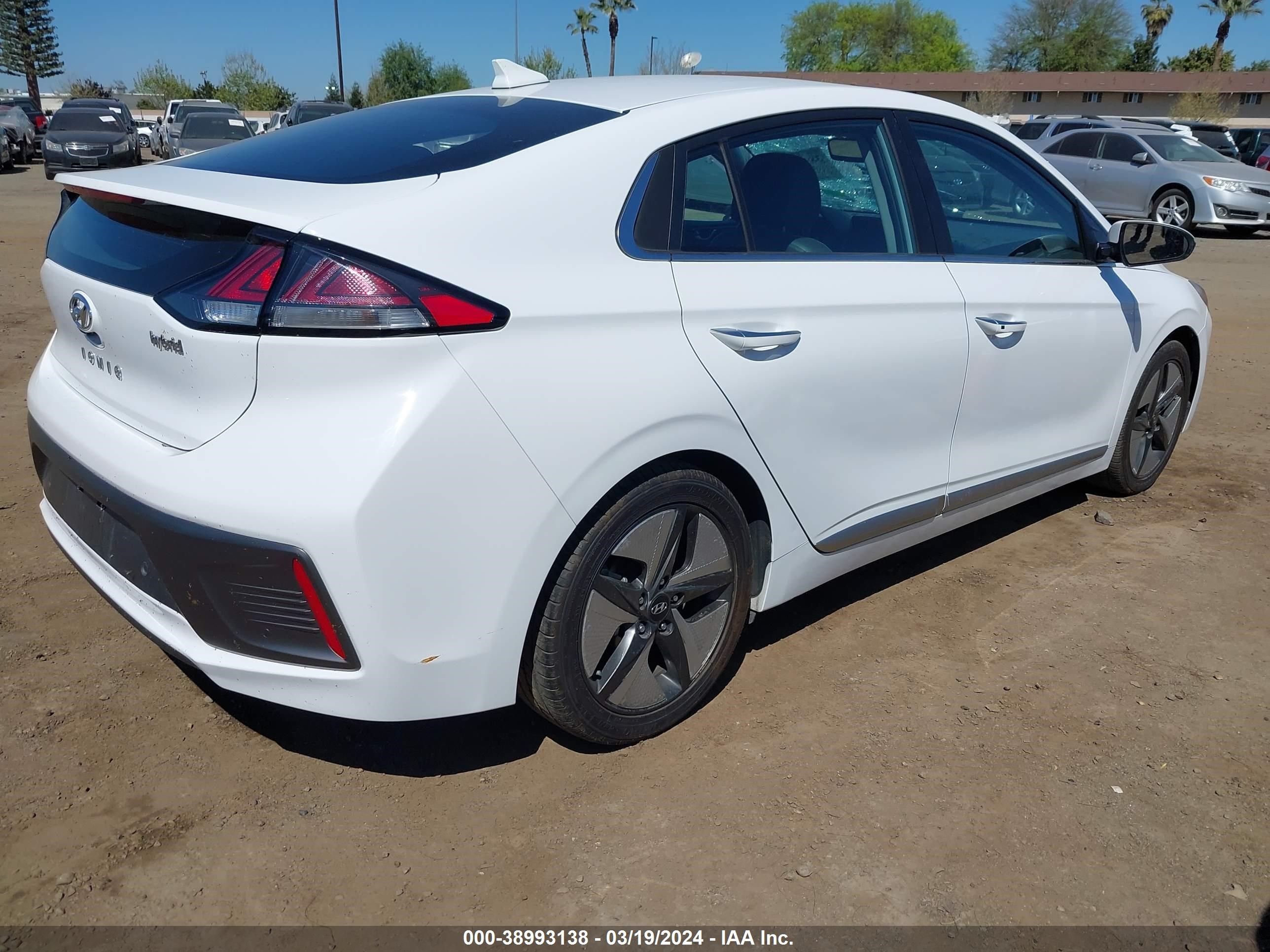 Photo 3 VIN: KMHC05LC7MU261068 - HYUNDAI IONIQ 