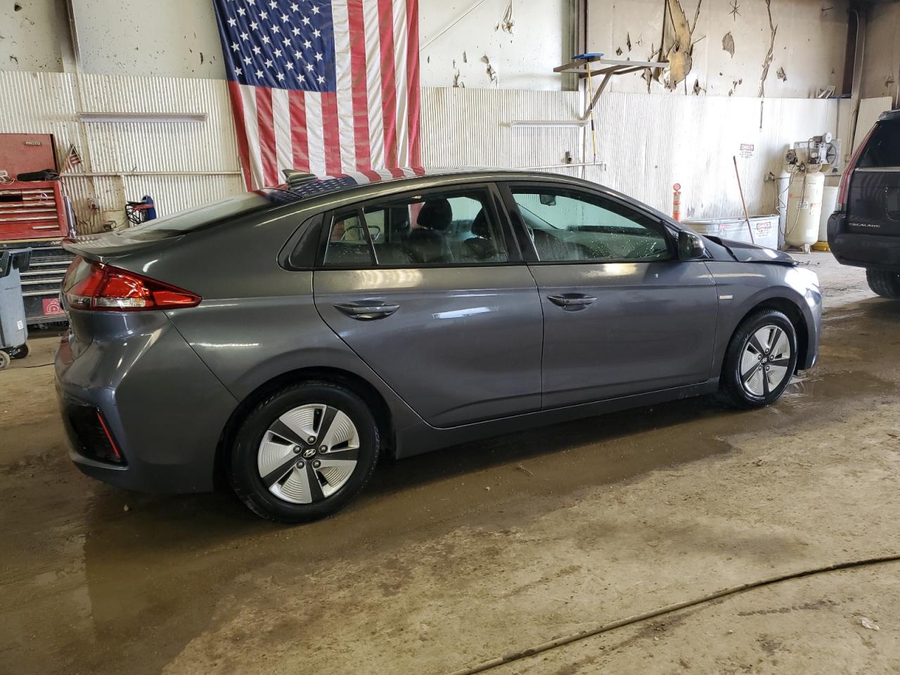 Photo 2 VIN: KMHC65LC1HU047827 - HYUNDAI IONIQ 