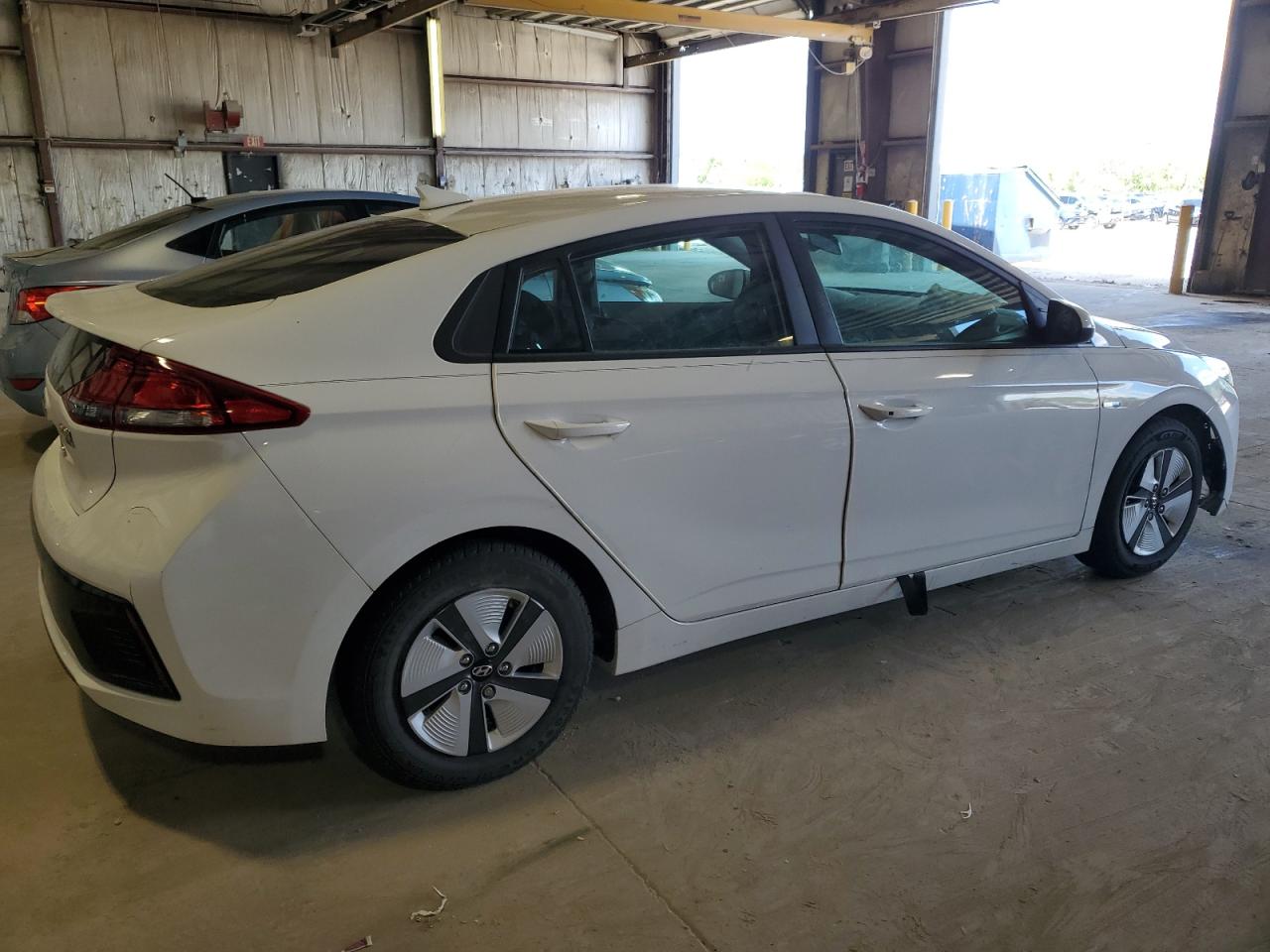 Photo 2 VIN: KMHC65LC2JU059961 - HYUNDAI IONIQ 