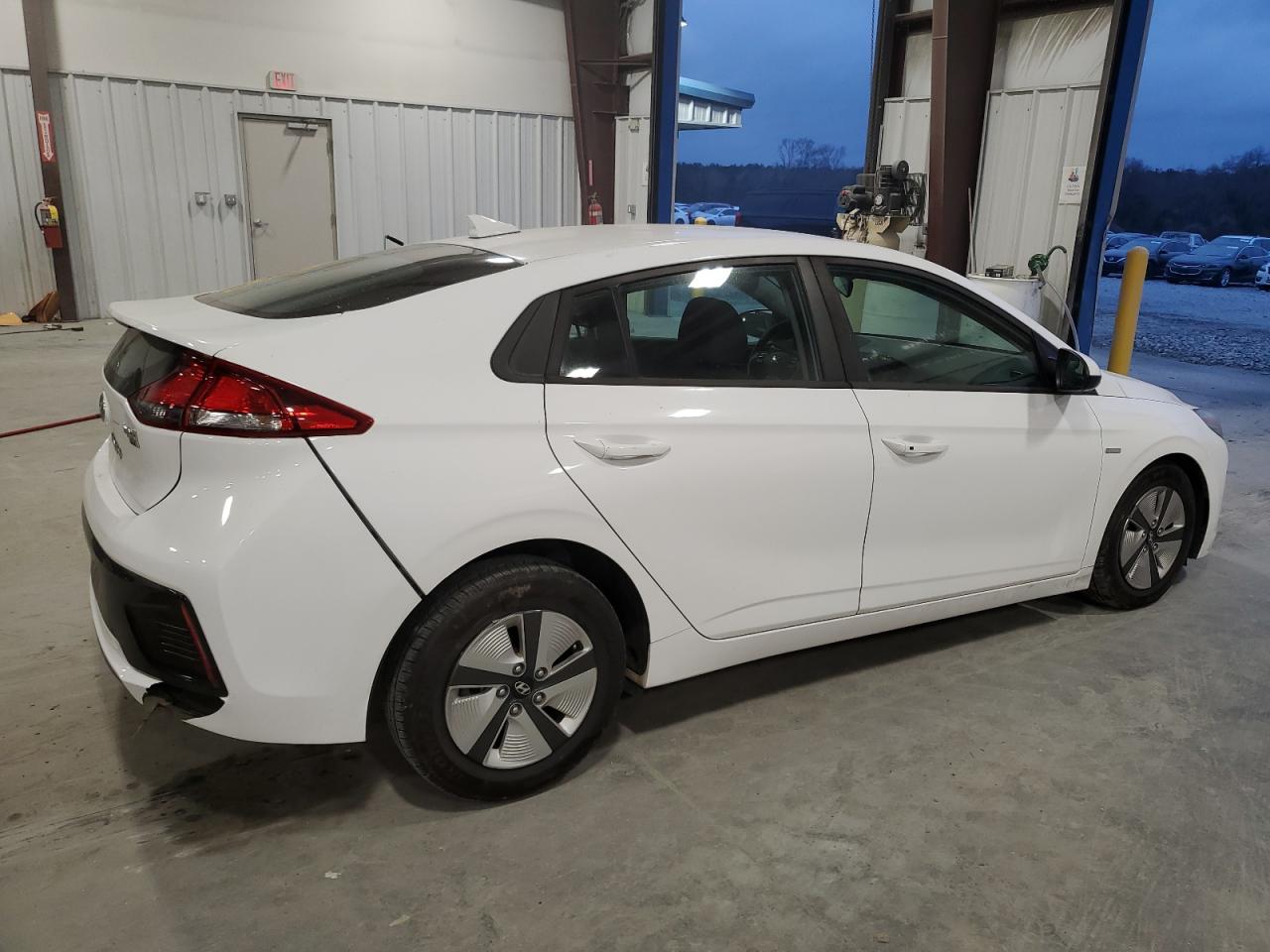 Photo 2 VIN: KMHC65LC8HU046240 - HYUNDAI IONIQ 